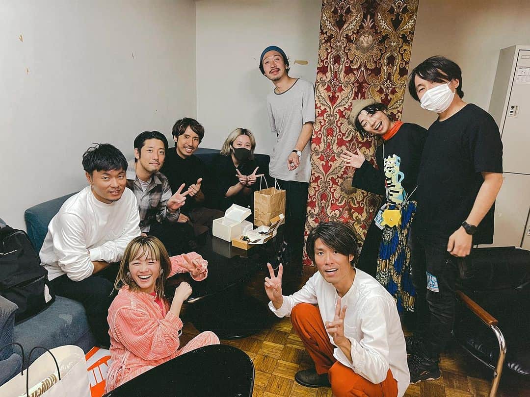 のインスタグラム：「💐  Thank you so much!!  GT.MPC.ARR.PRD. /  @hiroshikawamura_guitar  BASS / @goro_monoural  MPC / @kumaigoro  PA / @kuwakenny  MONITOR /  @arai_onkyo  TEC / カッキー LIGHT / @lil0000o , 宮崎ちゃん , 伊藤ちゃん PHOTO / @hayatowatanbe  GOODS / わたちゃん、ささきりょうくん、さーや (DRC) STAFF / さきこ、しんじ、たけしMg , 日本コロムビア, SOGO東京」