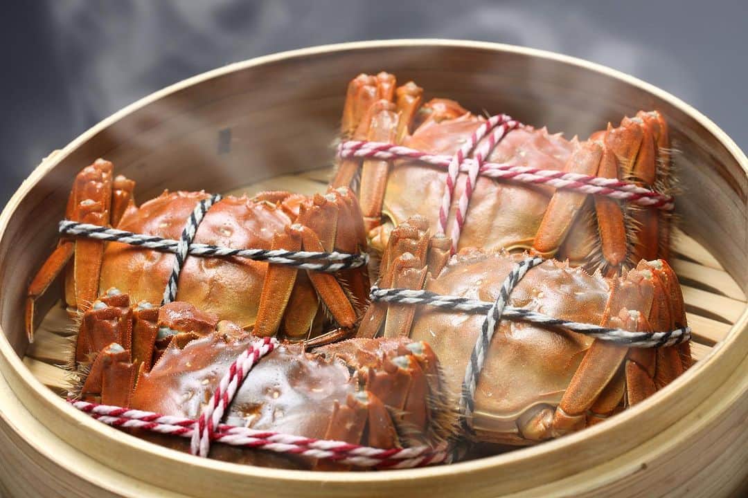 【公式】チャイニーズ酒場エンギのインスタグラム：「上海蟹の姿蒸し✨  中国の秋の味覚の代表、上海蟹の登場です。 濃厚な蟹味噌を食べるとやみつきになる美味しさです。  龍鳳コース、綺羅星コースに限り、10月17日（火）からプラス1,500円で海鮮料理（鮑）を「上海蟹の姿蒸し」に変更できます。変更希望の際は、ご予約の際にお申し付けください。（事前予約のみ対応可能です。）  ＝＝＝＝＝＝＝＝＝＝＝＝＝＝＝＝ 【ミシュラン店出身シェフの素材重視のココロオドル中華】  メゾンチャイナウメモト🍽 大阪市福島区福島4-2-65 ☎️06-6131-9974  JR東西線『新福島駅』徒歩3分 JR環状線『福島駅』　徒歩8分  プロフィールの「料理を注文」よりご予約可能です！ @chinese_umemoto ＝＝＝＝＝＝＝＝＝＝＝＝＝＝＝＝ #メゾンチャイナウメモト #福島グルメ #大阪グルメ #関西グルメ #大阪中華 #福島中華 #福島区グルメ #福島区 #大阪福島 #新福島 #中華料理 #四川料理 #広東料理 #中華好きな人と繋がりたい #食べるの大好きな人と繋がりたい #instafood #foodstagram #food #foodie #FoodPhotography #FoodPorn #followme #Eeeeeats #フォローミー #グルメスタグラム #食べスタグラム #上海蟹の姿蒸し」