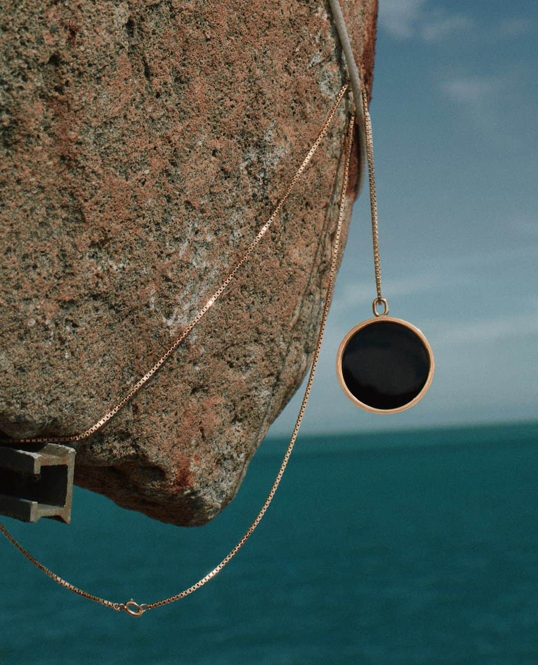 エステルデヴェのインスタグラム：「The "Satellite E-1027" necklace in gold vermeil & black onyx, captured by Lisa Jahovic @lisa_jahovic .」