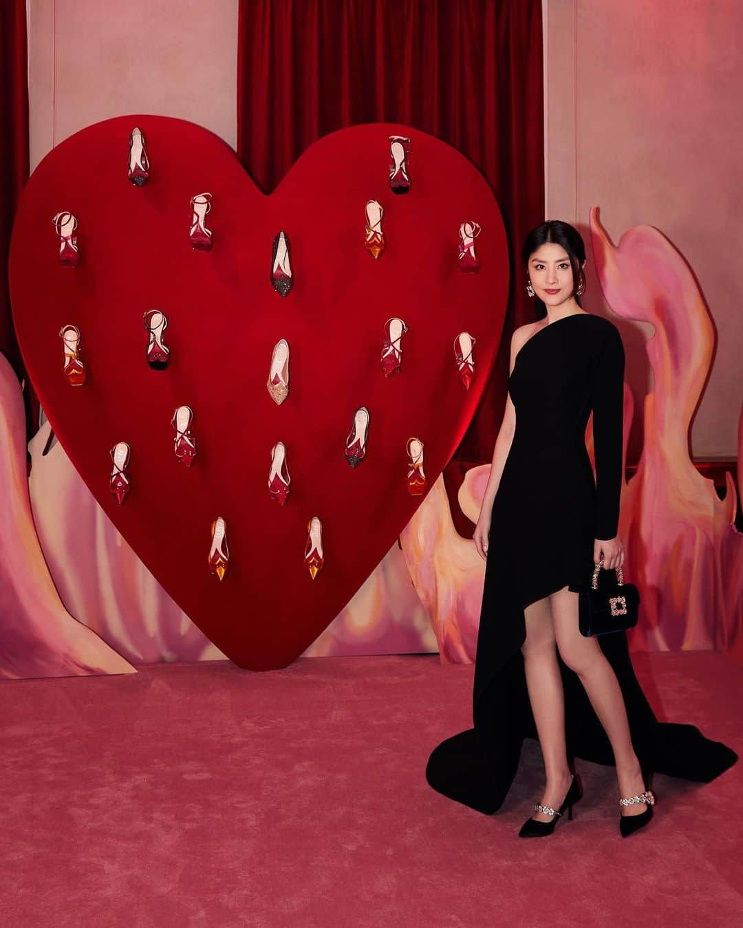 ケリー・チャン（Kelly Chen）のインスタグラム：「在Roger Vivier Exhibition & Gala Dinner中，靚女司儀提及這個品牌陪伴很多新娘子度過人生中最重要時刻，靈機一觸忽然想起2008年的我也是其中一個，回家立即尋找紅色的盒子。👠👠15年後你們還好嗎？ OMG簡直新嘅一樣！😁😁😁✌🏻」