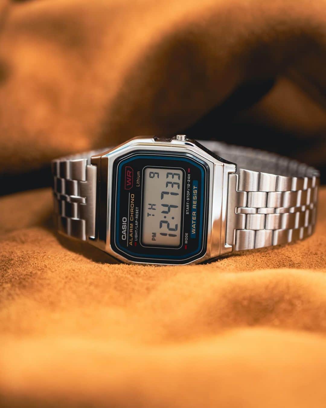 のインスタグラム：「⌚️ 【商品紹介】 CASIO QUARTZ A159WA-N1  今回はCASIO QUARTZをご紹介します！ CASIO QUARTZのお時計で1番と言っていいほど人気のお時計です！レトロな雰囲気かつ小さめのサイズ感なのでコーディネートや着用の邪魔をしません。また、大きな画面にデジタル表示で映し出される時間が見やすく、確認を一瞬ですることができるのがありがたいです……！！  大きさや実際の色味など、ぜひ店頭でお試しください！スタッフ一同、心よりお待ちしております🙇‍♀️  ……………………………………………………….................  ☟オンラインショップはプロフィールURLから☟ @tokia_official  ……………………………………………………….................  #時計倉庫 #時計倉庫tokia #腕時計 #watch #手表 #腕元倶楽部 #腕時計好きな人と繋がりたい #casio #casiodigital #casiowatch #casiostandard」