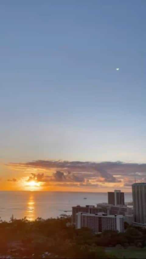伊東美咲のインスタグラム：「#サンセット #ハワイ #Hawaii  今日も綺麗な夕焼けです。皆様も良い休日をお過ごしくださいませ。」