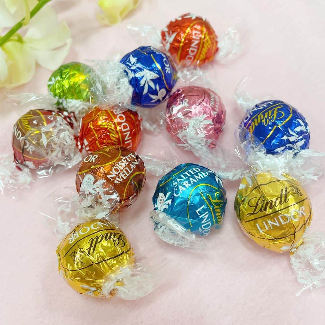 美人百花さんのインスタグラム写真 - (美人百花Instagram)「先日開催した「美人百花ゴルフ部女子会」で パターゲームチャレンジ⛳️をクリアした方にプレゼントしたのが、 リンドール ギフトボックス 8種11個入🎁  ゲームを成功すればリンドールがもらえる！と聞いたみんなは 「リンツ大好き🤍嬉しすぎます❣️』と大興奮😍✨ こんなにみんなテンションが上がるチョレートって他にないなと思いました😂笑  そしてリンツ効果で（！）なんと参加者全員がパターゲームを成功させ、 見事に全員に持って帰っていただきました😭👏  リンツのリンドールは、美人百花Awardでもチョコレート部門第1位👑に輝いた、 レディに最も愛されているチョコレートです🍫💕  なめらかなフィリングが口の中でとろける こちらのギフトボックスは、 🎀くちどけなめらかなフィリングををミルクチョコレートで包んだ「ミルク」2個 🎀コクたっぷりのホワイトチョコを堪能できる「ホワイト」2個 🎀濃厚で程よい苦みが心地よい「ダーク」2個 🎀ナッツの風味が香ばしい「ヘーゼルナッツ」1個 🎀甘酸っぱいストロベリーパウダーをあわせた「ストロベリー&クリーム」1個 🎀ピスタチオ本来のコクと風味が楽しめる「ピスタチオ」1個 🎀塩とキャラメルの組み合わせがたまらない「ソルテッドキャラメル」1個 🎀濃厚なチョコレート感が贅沢なダブルチョコレート1個 の合計11個入りで、人気のフレーバーが一気に楽しめるうれしいラインナップ✨ かわいいリボンつきパッケージに入っていて、価格は¥1,750です❤️  毎日１個ずつ自分へのご褒美にも、友達とわけっこしても、手土産やプチギフトにもぴったりです🦢 ぜひチェックしてください🙋‍♀️  #pr #リンツ #リンドール #ご褒美リンツ #lindt #LINDOR #美人百花ゴルフ部」11月11日 16時03分 - bijinhyakka