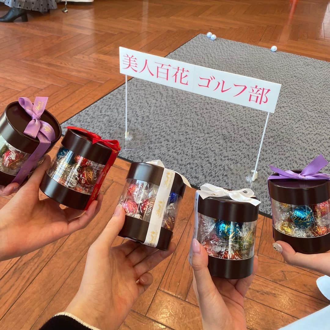 美人百花さんのインスタグラム写真 - (美人百花Instagram)「先日開催した「美人百花ゴルフ部女子会」で パターゲームチャレンジ⛳️をクリアした方にプレゼントしたのが、 リンドール ギフトボックス 8種11個入🎁  ゲームを成功すればリンドールがもらえる！と聞いたみんなは 「リンツ大好き🤍嬉しすぎます❣️』と大興奮😍✨ こんなにみんなテンションが上がるチョレートって他にないなと思いました😂笑  そしてリンツ効果で（！）なんと参加者全員がパターゲームを成功させ、 見事に全員に持って帰っていただきました😭👏  リンツのリンドールは、美人百花Awardでもチョコレート部門第1位👑に輝いた、 レディに最も愛されているチョコレートです🍫💕  なめらかなフィリングが口の中でとろける こちらのギフトボックスは、 🎀くちどけなめらかなフィリングををミルクチョコレートで包んだ「ミルク」2個 🎀コクたっぷりのホワイトチョコを堪能できる「ホワイト」2個 🎀濃厚で程よい苦みが心地よい「ダーク」2個 🎀ナッツの風味が香ばしい「ヘーゼルナッツ」1個 🎀甘酸っぱいストロベリーパウダーをあわせた「ストロベリー&クリーム」1個 🎀ピスタチオ本来のコクと風味が楽しめる「ピスタチオ」1個 🎀塩とキャラメルの組み合わせがたまらない「ソルテッドキャラメル」1個 🎀濃厚なチョコレート感が贅沢なダブルチョコレート1個 の合計11個入りで、人気のフレーバーが一気に楽しめるうれしいラインナップ✨ かわいいリボンつきパッケージに入っていて、価格は¥1,750です❤️  毎日１個ずつ自分へのご褒美にも、友達とわけっこしても、手土産やプチギフトにもぴったりです🦢 ぜひチェックしてください🙋‍♀️  #pr #リンツ #リンドール #ご褒美リンツ #lindt #LINDOR #美人百花ゴルフ部」11月11日 16時03分 - bijinhyakka