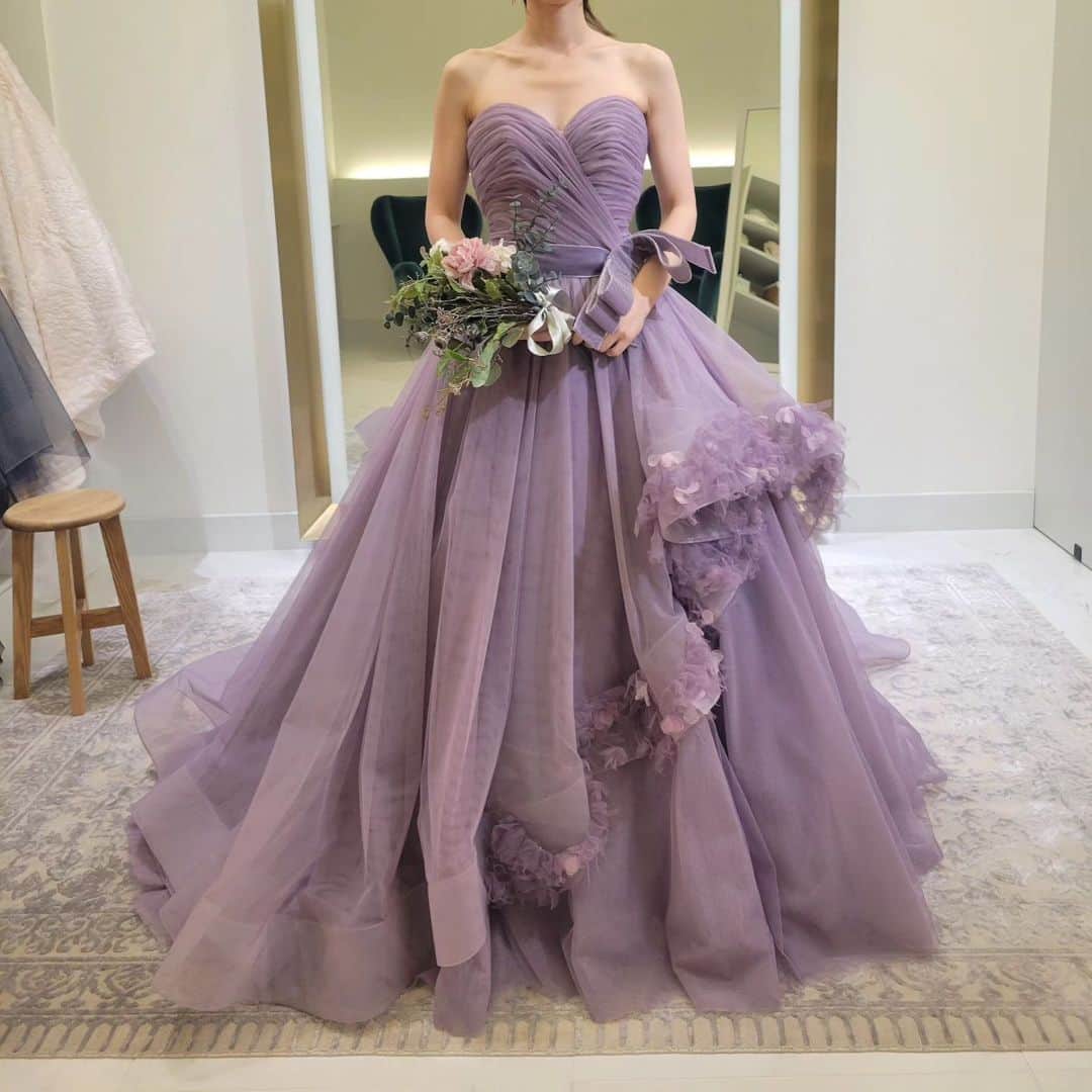 ♡プラコレWedding·⋆*さんのインスタグラム写真 - (♡プラコレWedding·⋆*Instagram)「. @placole_dressy【#DRESSY花嫁 】 【#プラコレ】をつけて投稿&フォローしてね♩ . ＝＝＝＝＝＝＝ . ブーケ×ドレスショット👗💐  ドレスにブーケを添えることで より華やかな印象になり写真映えします🤍  ドレスとブーケの配色を考えるのも 楽しみの一つですよね✨ . ＝＝＝＝＝＝＝＝ 👗photo by... @yo.sk_o さま @_saa615_ さま @wd.eri さま @tsumi__wd_ さま @arar.wd__30 さま ＝＝＝＝＝＝＝＝ . 『#DRESSY花嫁』『#プラコレ』の ハッシュタグをつけて写真をUPしてね✦ 花嫁アプリ『DRESSY by プラコレ』の 記事に掲載＆リグラムされるかも♩ . みなさまからのいいねや保存 コメントをお待ちしています♥️ 「このウェディングドレス可愛い！」 「ヘアスタイルも気になる！！」 「今の花嫁さんの流行りは！？」etc. . ＝＝＝＝＝＝＝＝ 花嫁アプリでは、 プロのアドバイザーに結婚式の相談を何度でも♡ ウェディングドレスの記事や、 自分のウェディングレポを残せちゃう♡” . >>>TOPのURLからcheck ⋈ @placole_dressy >>>結婚のご相談は プラコレウェディングアドバイザーへ♡ @wedding_adviser >>>ウェディングレポを残したいなら、 farny by プラコレをcheck ✎ @farny_wedding >>>花嫁準備に欠かせないアイテムをお探しなら placole & dressy Beauty をcheck ❁ @dressy_beauty_ >>>素敵なドレスに出会いたい花嫁さま♡ @dressyonline_をcheck >>>おしゃれなファミリーフォトは ドレシーベイビーをcheck 𓏸 @dressy.baby >>>鎌倉にOPEN”お花とドレスと紅茶のカフェ” @dressyroom_teaをcheck𓌉𓇋 >>>名古屋にOPEN”ウェディング体験型カフェ @dressycafe_nagoya をcheck𓌉𓇋 . ＝＝＝＝＝＝＝＝＝＝＝＝＝＝＝＝ . #一度きりの人生一度は魔法にかけられて #花嫁 #卒花嫁 #結婚 #結婚式 #試着レポ #farnyレポ #2023秋婚 #2023冬婚 #2024春婚 #2024夏婚 #カラードレス試着 #ドレス試着 #ドレス試着レポ #ドレス選び #カラードレス #カラードレス迷子 #ウェディングドレス #ドレス迷子 #ドレスフォト #ウェディングフォト #グリッタードレス #前撮り  #ブーケショット #ブーケ」11月11日 16時03分 - placole_dressy