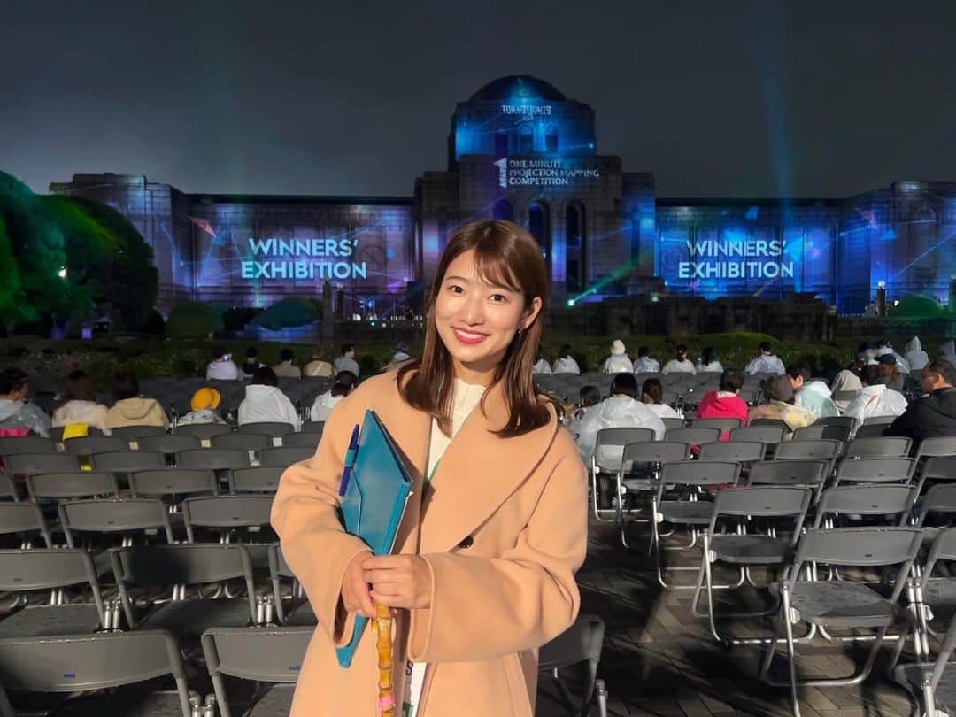 安藤萌々のインスタグラム：「昨日は、光の祭典TOKYO LIGHTS 2023 から中継でした。 プロジェクションマッピングのトップアーティスト達の作品が聖徳記念絵画館に映し出され、日常とは全く違う空間になっていました🌟  2.3枚目はウクライナ出身のアーティスト、ジュリア・シャムシェイエヴァさんの作品の一部。日本のウクライナ支援への感謝の思いがこもった作品です。  今回のイベントのテーマは『リンク』 プロデューサーの石多さんは、 戦争や格差……様々な分断があるから今だから、 このテーマにした、とお話ししていました。 昨日の放送では、ジュリアさんの作品を通して平和について考える。 繋がる時間になっていたぁと思います。 ・ ・ イベント全体を通して見ると、 トップアーティストの作品を何作も一度に見られる！ということで… 全く違う様々な世界観に没入することが出来ました。  作品が1分台ということもあって、アーティストごとの個性が凝縮されていると感じましたし、 テンポ良く楽しむことが出来ました☀️  光の祭典は、明日、日曜日まで行われます。  観覧席の予約は埋まってしまったということですが、 イベントに行けば立ち見席などから楽しむことが出来るということです👀！！」
