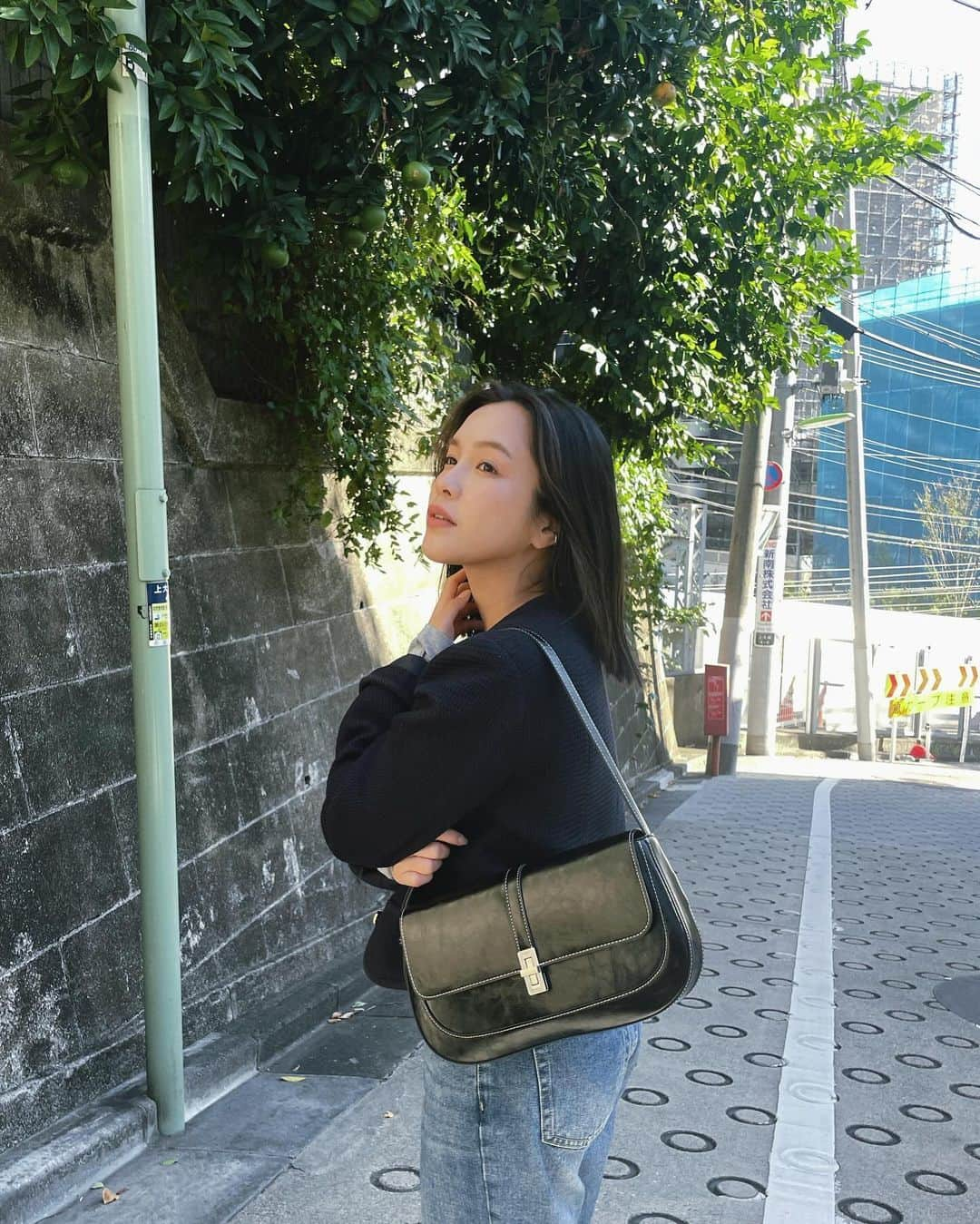 Lilmeさんのインスタグラム写真 - (LilmeInstagram)「韓国のバックブランドのクラシックな形のバック👜 この位のサイズ感のバックは本当に使いやすい!! . 鞄の質感も高級感があってカジュアルなファッションをしてもポイントになるし、小すぎず、大きすぎず丁度いい鞄だから結構物が入るのが◎@mjade_korea  . . . . . #韓国ファッション#韓国#韓国ファッション#韓国コーデ#かばん#일본인#低身長コーデ#韓国ヘア#低身長ファッション#PR」11月11日 16時15分 - lilme_official