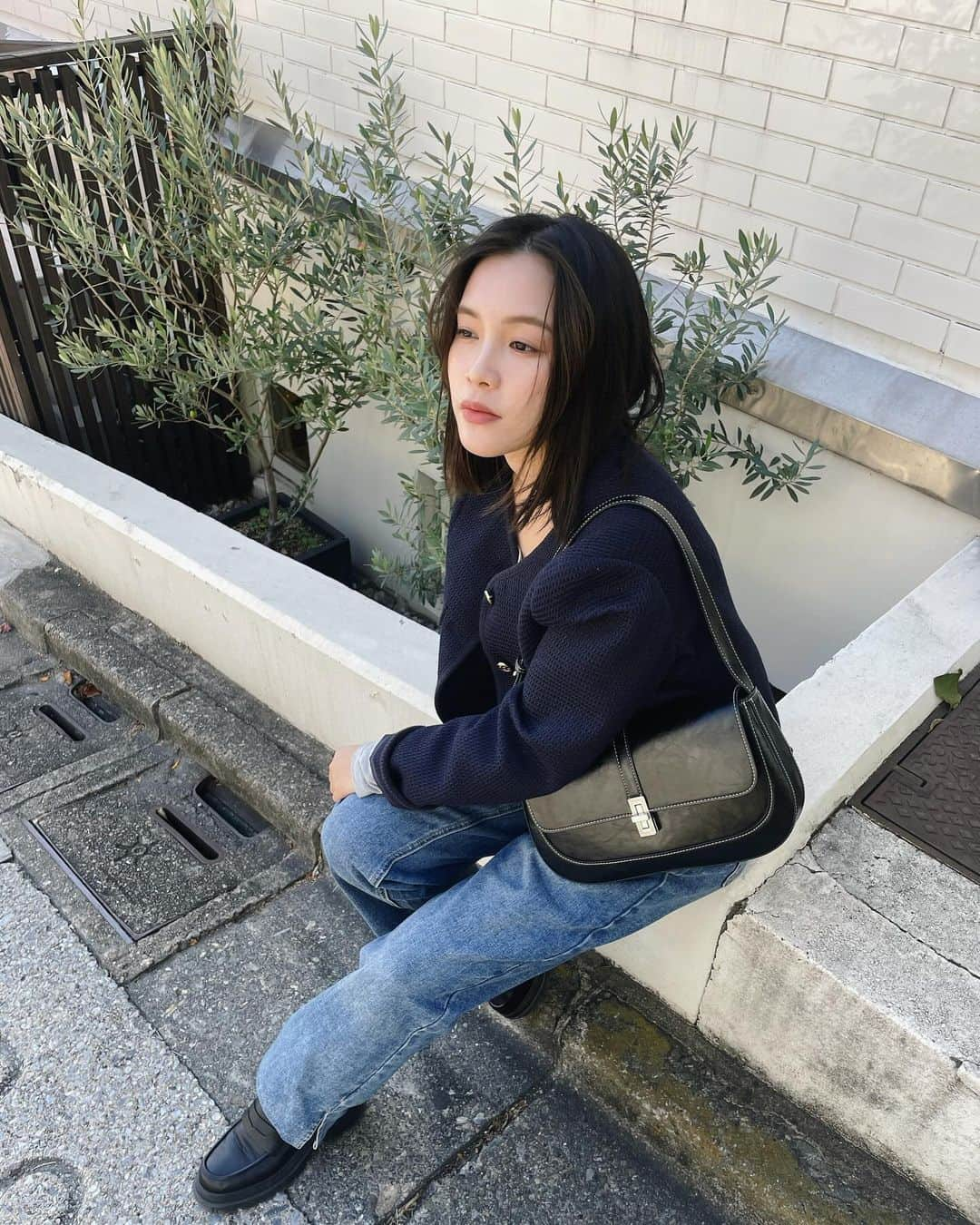 Lilmeさんのインスタグラム写真 - (LilmeInstagram)「韓国のバックブランドのクラシックな形のバック👜 この位のサイズ感のバックは本当に使いやすい!! . 鞄の質感も高級感があってカジュアルなファッションをしてもポイントになるし、小すぎず、大きすぎず丁度いい鞄だから結構物が入るのが◎@mjade_korea  . . . . . #韓国ファッション#韓国#韓国ファッション#韓国コーデ#かばん#일본인#低身長コーデ#韓国ヘア#低身長ファッション#PR」11月11日 16時15分 - lilme_official