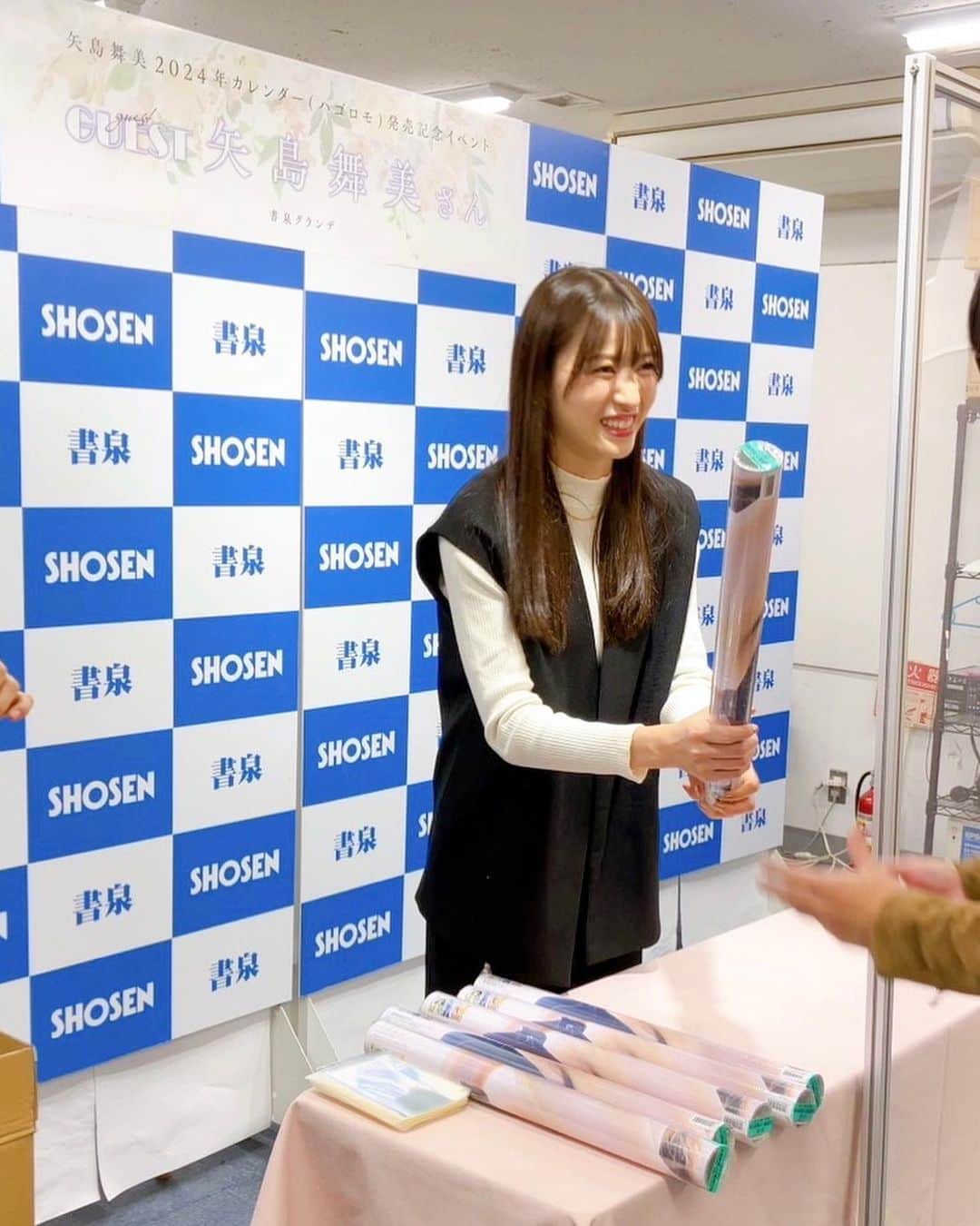 矢島舞美さんのインスタグラム写真 - (矢島舞美Instagram)「. 矢島舞美カレンダー2024のお渡し会イベント、無事に終了致しました☺️♡ 寒い中、たくさんの方が足を運んで会いにきてくれて、少しだけどお話できてとっても楽しい時間でした☺️💕 ありがとうございます♡♡♡ . 遠くから遥々会いにきてくれた方や✈️ お子さんを連れて会いに来てくれた方👩‍🍼 お仕事の後に会いに来てくれた方など...💻 大変な中会いに来てくれた方も本当にありがとう...🥹♡ . 皆さんがいるから今年もカレンダーを発売することができたんだと思うと、感謝の気持ちでいっぱいです☺️♡ 今日で、今年会えるのが最後‼️って方もいらっしゃったけど、皆さんにとって2024年も素敵な1年になるように、カレンダーから見守っています🗓️👀笑 . また元気に会いましょう♪」11月11日 16時11分 - maimiyajima_official_uf