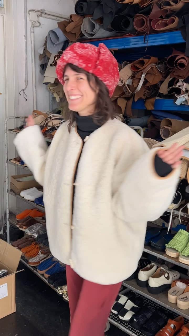 ロサモサのインスタグラム：「Cableami hats, knit hats & Beanies are in the house + online as of now. Check out our great variety of pieced that will take you take you through winter in style ✨!! + model @vveronikova  captured at our Vienna studio + #rosamosa #rosamosavienna #rosamosastudio #cableami #hatsforwinter #wien #vienna #schleifmühlgasse #naschmarkt #freihausviertel #cosywinter #nownownow」