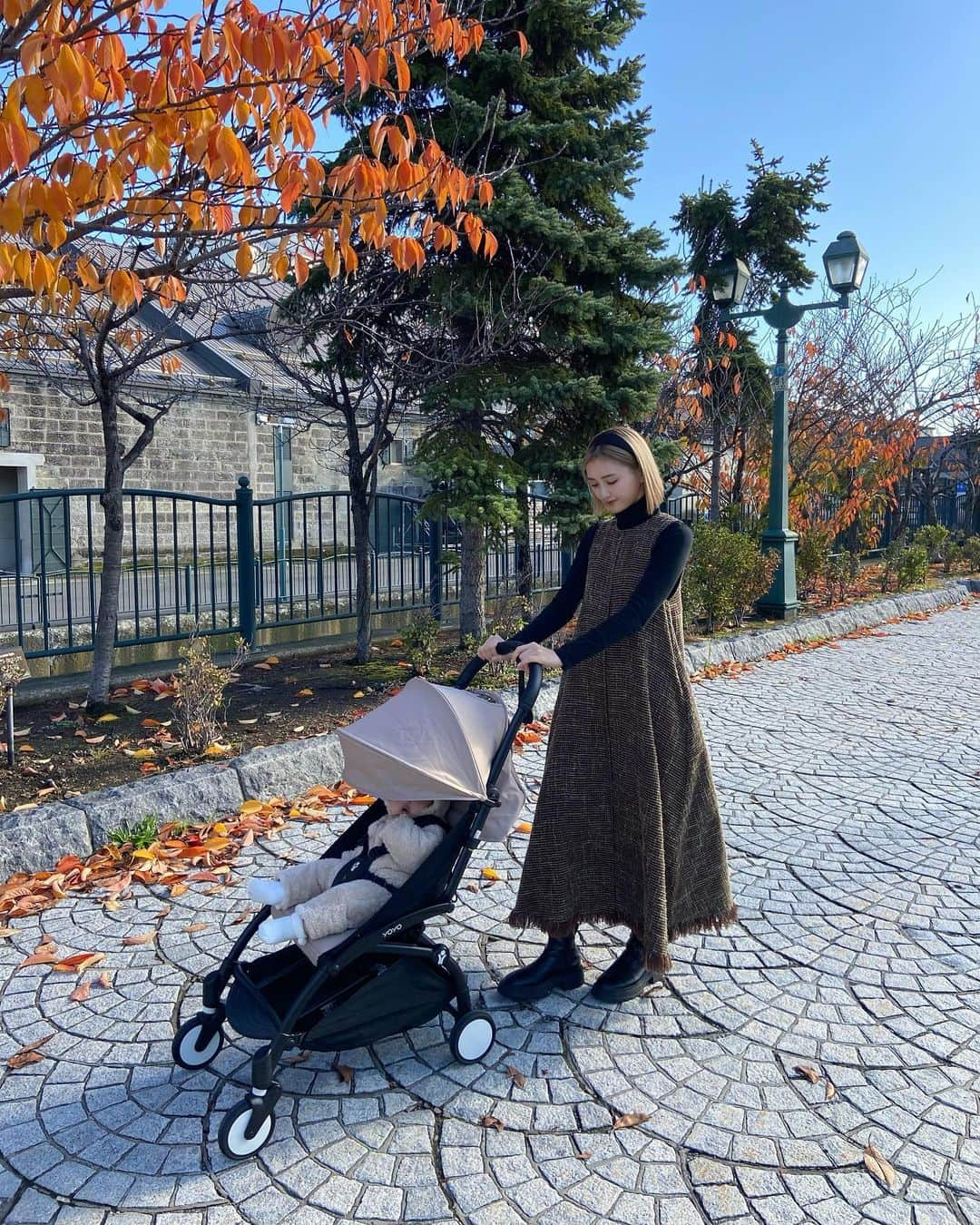 カナのインスタグラム：「#セカンドベビーカー に 新生児からバギー卒業まで長く使う事ができる @babyzenstrollers @babyzenjapan の #コンパクトベビーカー を選んだよ🧸  肩にかけられ、片手でも開閉ができるコンパクトさと とっても軽くてスムースな走行性にビックリ！🪽  家族のニーズに合わせて作り変えながら、 組み合わせ次第で「家族のライフスタイルにあった」「自分だけの」1台を作ることができるのが魅力的🌈  わたしは色んなお洋服に合わせやすそうで ずっと気になってたベージュにしたよ🤎 可愛い~！🫶🏻  #yoyo_pr #stokkeyoyo #pr #ベビーカー #A型ベビーカー」