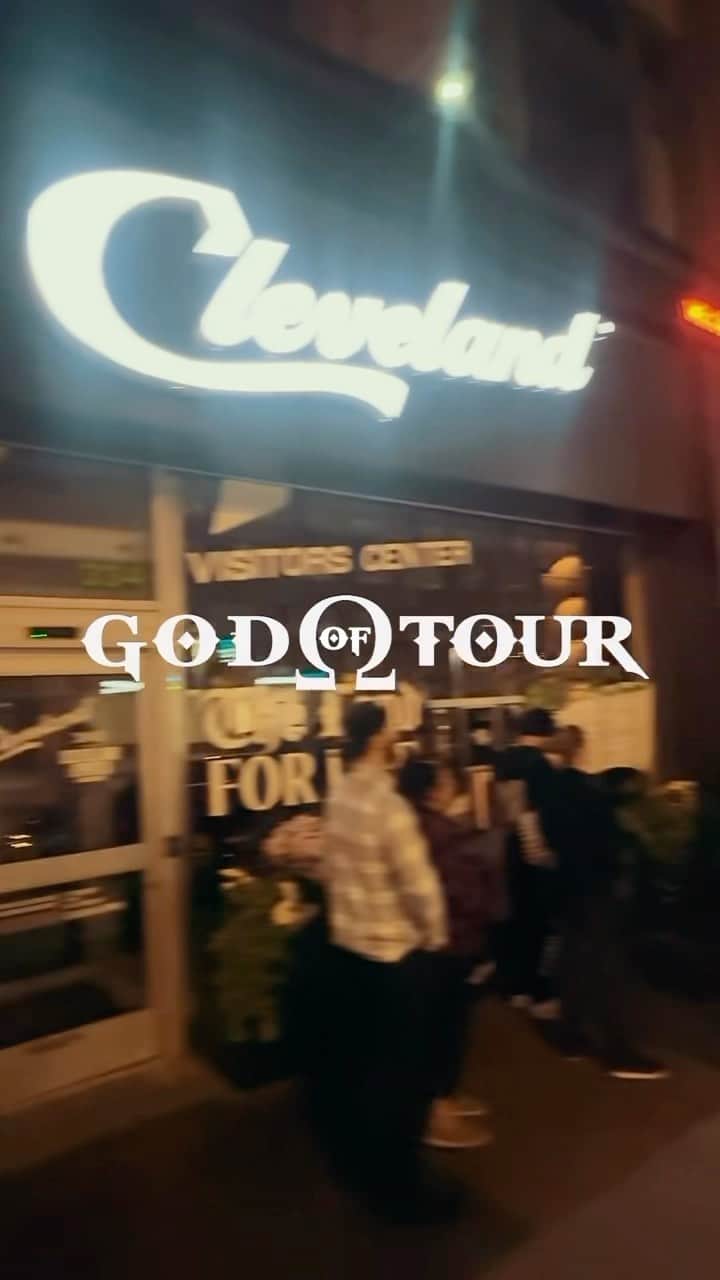 クリス・ウェビーのインスタグラム：「Cleveland was one hell of a way to end off.. y’all really had me feeling like the #GodOfTour up there on that stage ⚔️  Shout to everyone who came out, and to my team for being the savage and professional road warriors they are !!  Next up is the 2023 grand finale at home for the 13th Annual Toads Place Show in Connecticut !! 🐸🕸」