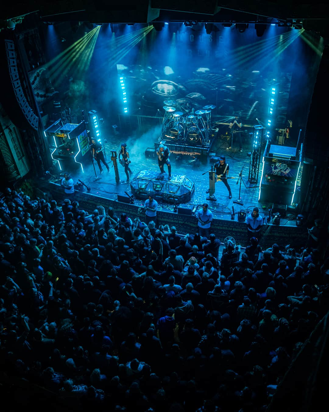 ハーマン・リのインスタグラム：「CHICAGO YOU KILLED IT. The band and I had the time of our lives last night. Thanks to legendary guitarist @michaelangelobatioofficial for shredding along with us!! See you tonight, Minneapolis!   📸: @harrybabyjpg」