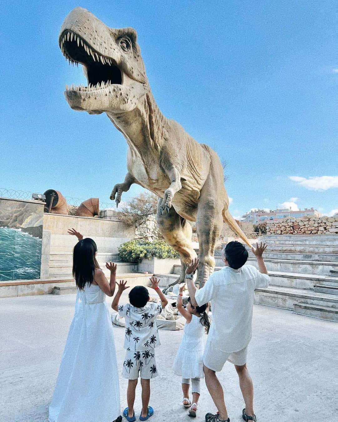Remiのインスタグラム：「The Natural History Museum of Crete🇬🇷 ギリシャ最大の島、クレタ島では自然史博物館へ🦕 ギリシャやクレタ島に住んでいた巨大な恐竜の模型や動物たちの剥製が沢山あり、リアルな世界感🐫🦜🦣 子供が楽しめる仕掛けが沢山あって、涼しく1日楽しめました。  個人的にはクレタ島のマンモス象の牙が顎から生えてるのが衝撃でした😳  また、日本と同じく地震大国ギリシャならではの地震体験では、阪神淡路大震災の揺れを実際に体験し、その壮絶さに言葉を失う我々…。子供たちも衝撃を受け、改めて自然災害の怖さや防災の話をするきっかけになりました。 日本から中々行ける場所ではないけど、行く機会があればおすすめです🦖  ------------ 📍#Crete , #Greece  🦕 #NaturalHistoryMuseumofCrete ⚓️ @msccruisesofficial  🛳  #mscsplendida  👨‍👩‍👧‍👦 @hh.channel2023  🗓 2023.10.28-11.23  世界一周日記はアメブロ& @hh.channel2023 にて🎬  #クレタ島 #クレタ自然史博物館 #ギリシャクルーズ  #エーゲ海クルーズ #クルーズ旅 #子連れクルーズ #子連れ旅行 #子連れ世界一周 #世界一周中 #世界一周旅行 #NaturalHistoryMuseum  #worldroundtrip #msccruises #cruiselife #familycruise #remi_world2023」