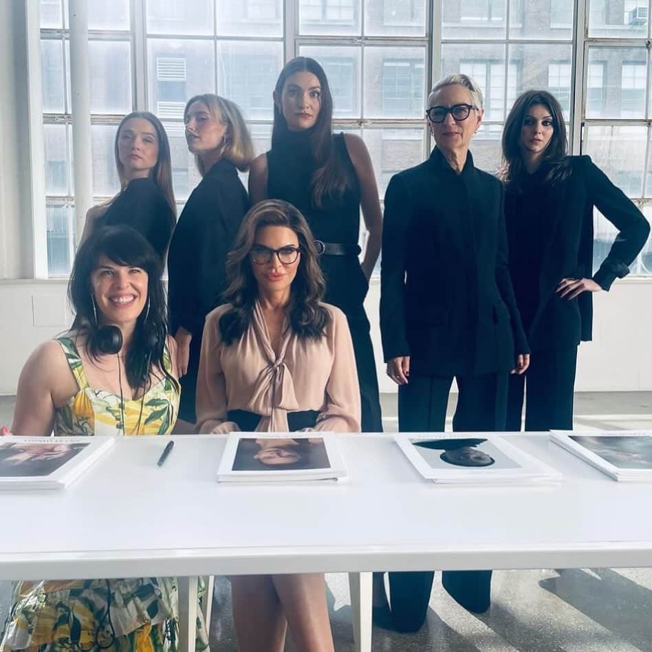 リサ・リナのインスタグラム：「Sheila Klein and the Kleinettes.   @ahsfx @hulu #AmericanHorrorStories  #Tapeworm 🪱」