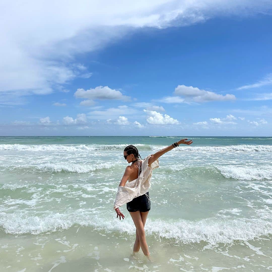 のインスタグラム：「Soakin up the sun! #Tulum」