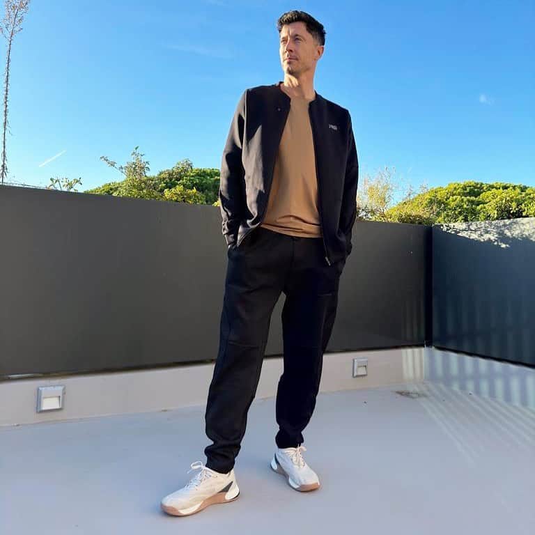 ロベルト・レヴァンドフスキのインスタグラム：「My new collection, now available @4f_official   #paidpartnership」
