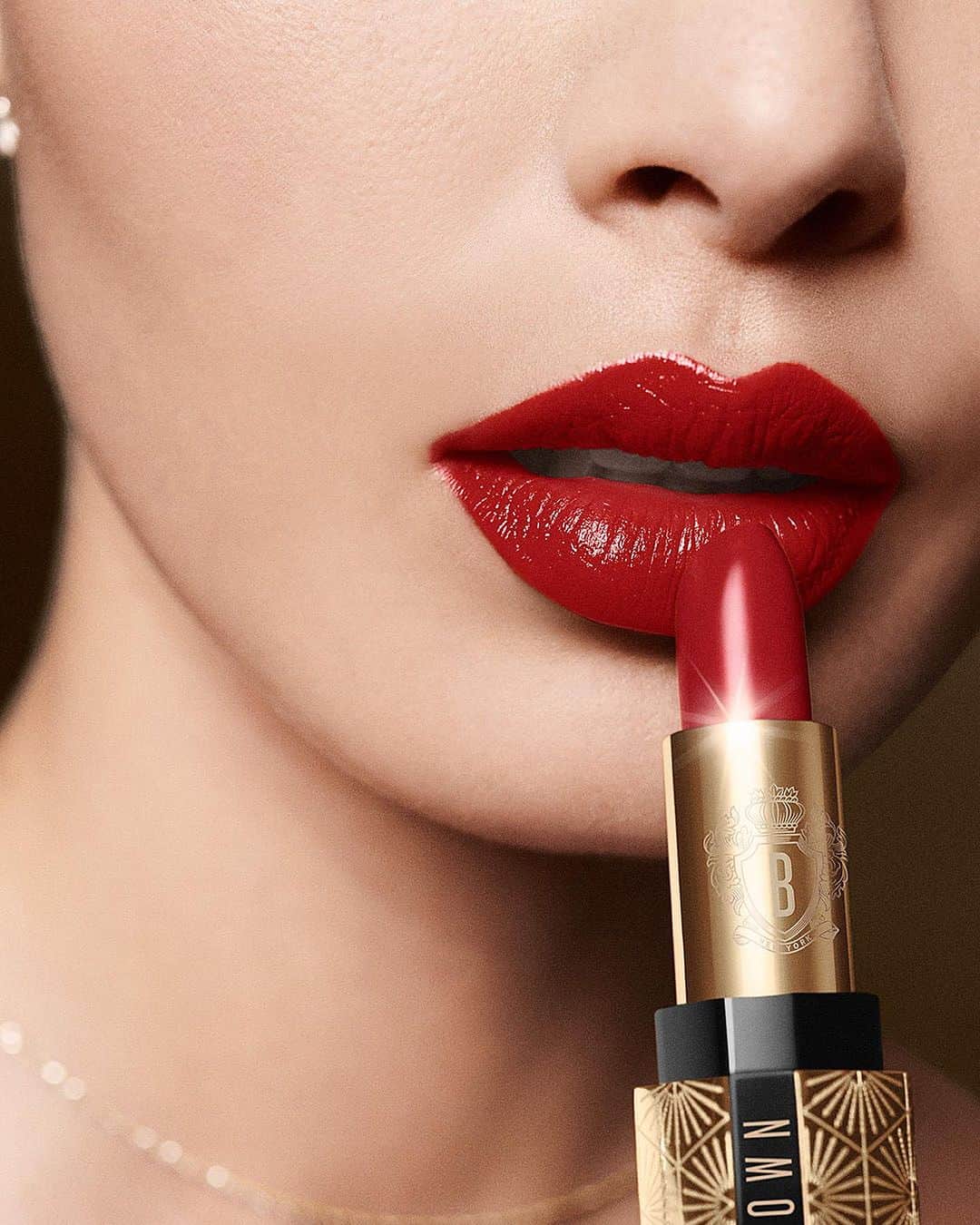 ボビイブラウンのインスタグラム：「Dress up lips in out-all-night color with our Limited- Edition Luxe Lipstick. Our skincare-infused formula swipes on bold satin pigments in our bestselling shades Parisian Red (shown on model) and Afternoon Tea, and completes your look with a fade-resistant, non-smudging finish and 10-hour, color-true wear.  PRIMED-TO-PARTY LIPS: • Parisian Red: True yellow red  • Afternoon Tea: Toasted nude  #BBProTip: “For a softer color payoff, pat Luxe Lipstick on lips with your finger.” –Amy Conway, Global Pro Artist  #BobbiBrown #BobbiBrownHolidayCollection #GoldenGlamourCollection #LuxeLipstick #HolidayBeauty #LimitedEdition #Makeup」