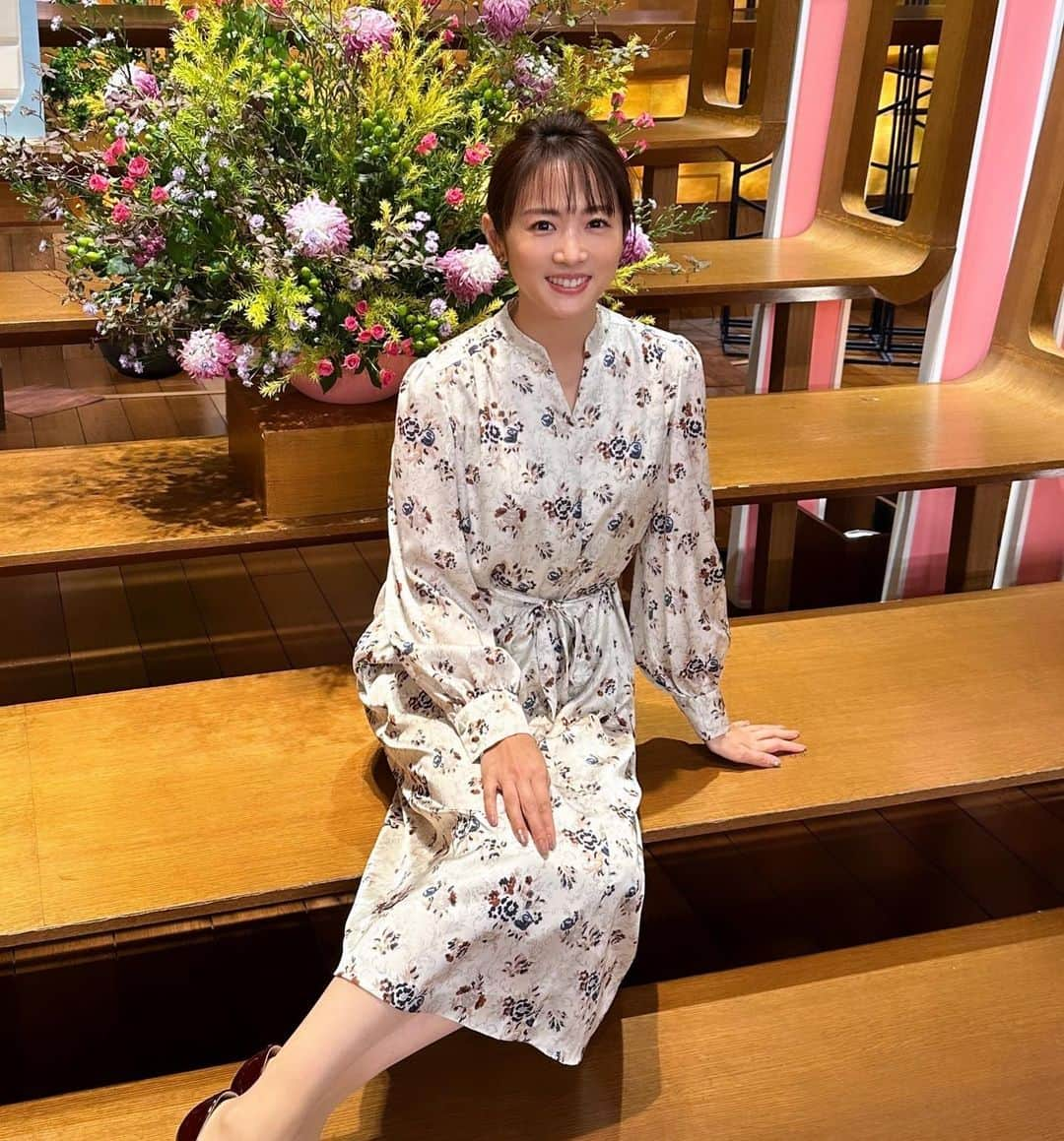 高島彩のインスタグラム：「2023年11月11日 #サタデーステーション  本日は遅い時間までお付き合いいただきありがとうございました。  ヘアメイク @h.m.s.mika   ワンピース @paulstuartjapan  #高島彩」