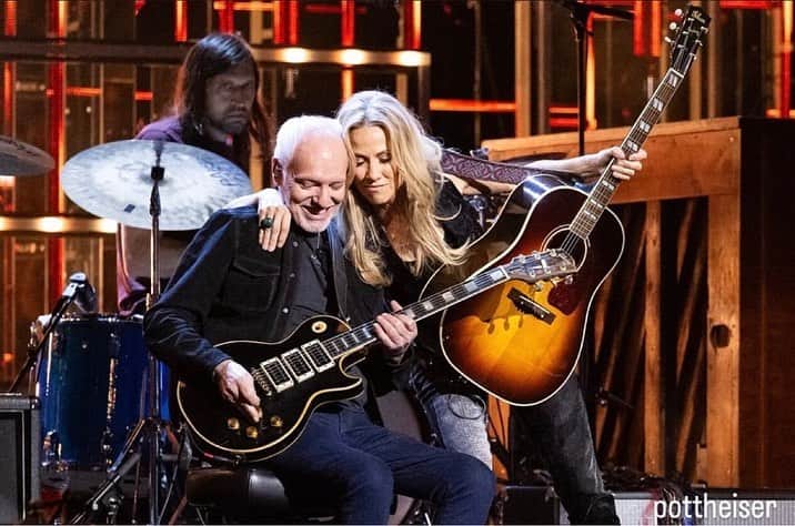 シェリル・クロウのインスタグラム：「#LuckiestGirlInTheWorld! Peter Frampton introduced me to rock ‘n’ roll at my first concert at age 14. Playing with @mrpeterframpton at my @rockhall induction was full circle and what a gift. The man needs to be in the Rock & Roll Hall of Fame! Period!」