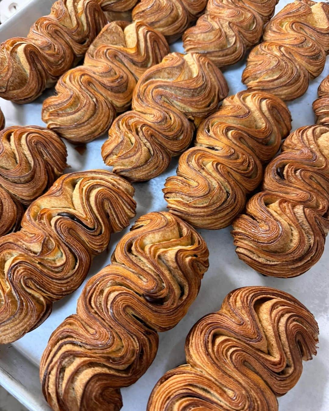 DOMINIQUE ANSEL BAKERYのインスタグラム：「Launching our new autumn pastry menu at @dominiqueanselworkshop in Flatiron: first up, our Nutella Earl Grey Twist, with swirls of laminated brioche with a layer of chocolate dough threaded throughout, filled with Earl Grey-infused Nutella pastry cream. Here on 27th Street and ready for you!」