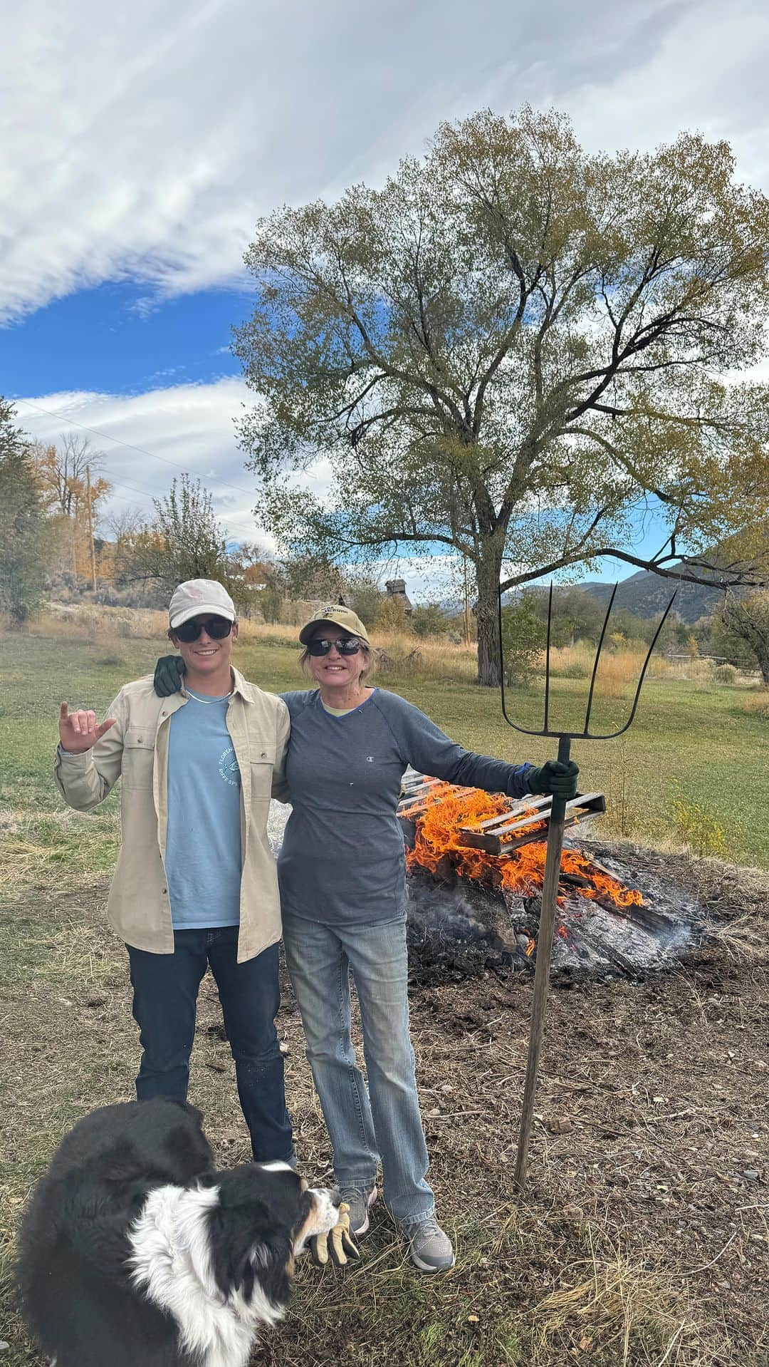 コートニー・コンローグのインスタグラム：「That time of year when you prep for winter fun times with mom and grandma ☺️ and yep the hose bursted and threw mud on mom 😂」