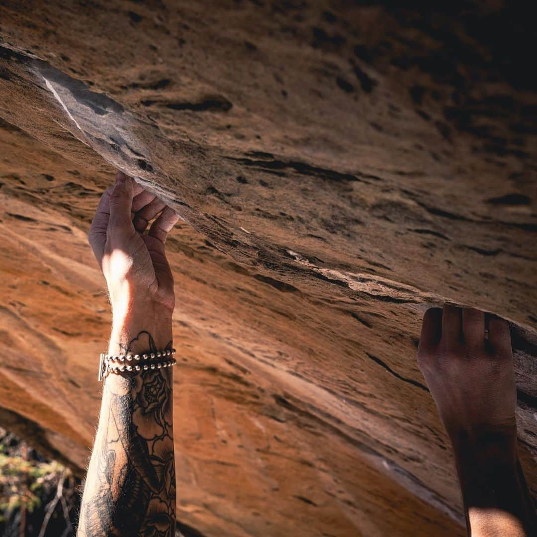 アレックス・ジョンソンさんのインスタグラム写真 - (アレックス・ジョンソンInstagram)「She’s baaack!! This week I got to pull on a rock climb for the first time in over six months! I can’t fall very far still so no topping out but that’s fine because there’s lots of work to be done with my own training still. 😈💪✊  Getting out was the best, most fun, motivating day ever. My entire perspective these days is just gratitude. 🙏 Thanks to the buds who suggested this low risk flat landing gem for my rock climbing re-entry! 🖤💎 @climbjoesvalley @goldbrickfunhouse   📸 @zoelizabetherwitz   @marmot @evolv_worldwide @athleticbrewing @tensionclimbing @trangoclimbing @frictionlabs @hydroflask @organicclimbing   #climbing #rockclimbing #sportclimbing #bouldering #climb #climbers #climber #trainingforclimbing #climbingtraining #climbinglover #climbergirl #climbergirls #girlsboulder #womenwhoclimb #iloveclimbing #rockclimber #rockclimbers #climbing_pictures_of_instagram」11月12日 1時57分 - alexjohnson89