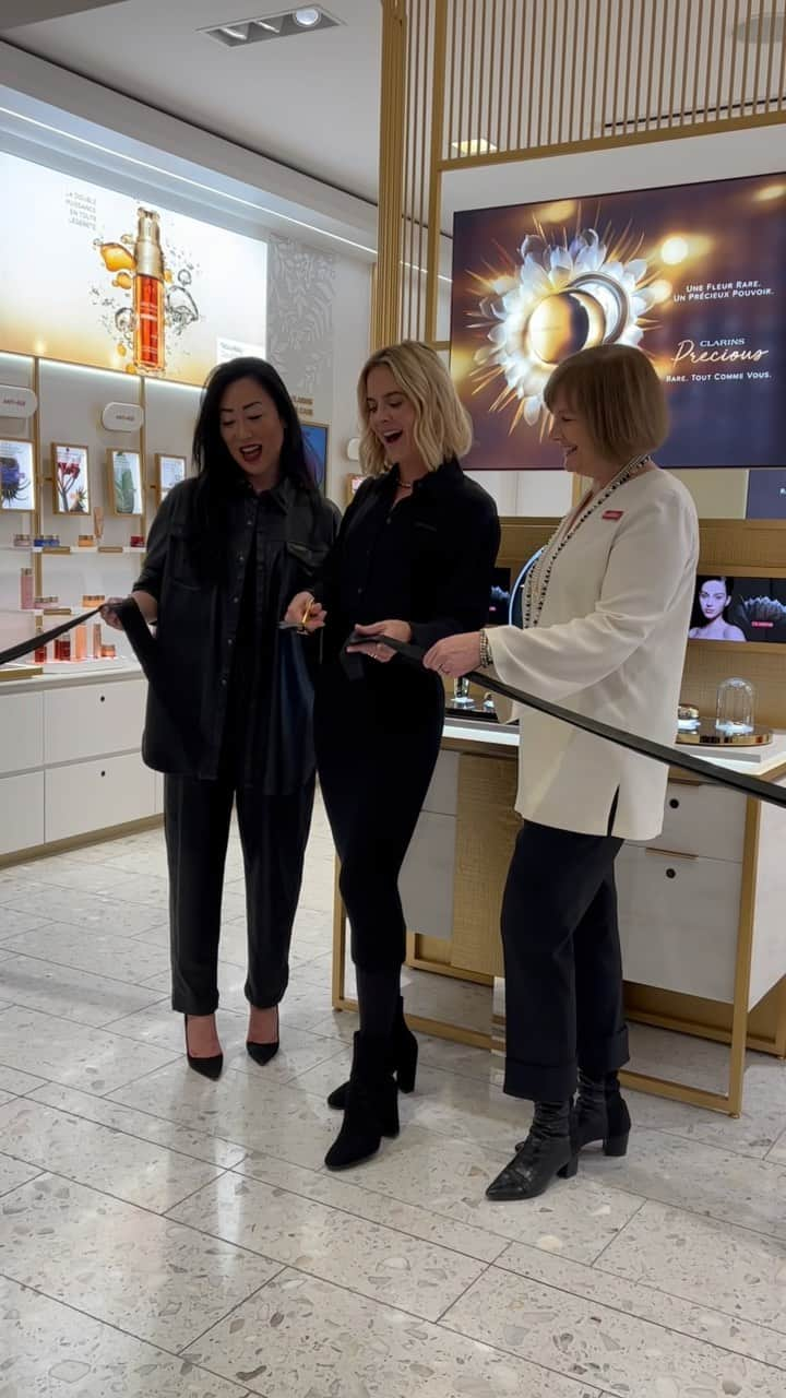 Clarins Canadaのインスタグラム：「Clarins Precious, a truly exceptional skincare line, was officially launched on November 7th at Holt Renfrew Ogilvy in Montreal. ✨ Thanks to all of our lovely guests, the enchanting host of the evening, Isabelle Racicot, as well as our distinguished guests from Paris, Jenna Courtin - Clarins Group Brand Ambassador, and Marie-Hélène Lair - Clarins Scientific Communication Director. Together, we celebrated beauty, science and the innovation behind Clarins Precious! __________ Clarins Precious, une gamme de soins exceptionnelle, a été officiellement lancée le 7 novembre chez Holt Renfrew Ogilvy à Montréal. ✨ Merci à tous nos invités, l’animatrice de la soirée Isabelle Racicot, ainsi que nos invités spécialement venues de Paris, Jenna Courtin - Ambassadrice du Groupe Clarins, et Marie-Hélène Lair - Directrice Communication Scientifique Clarins. Ensemble, nous avons célébré la beauté, la science et l’innovation derrière Clarins Precious ! . . . #ClarinsPrecious #Precious #ClarinsEvent #OnlyatHolts」