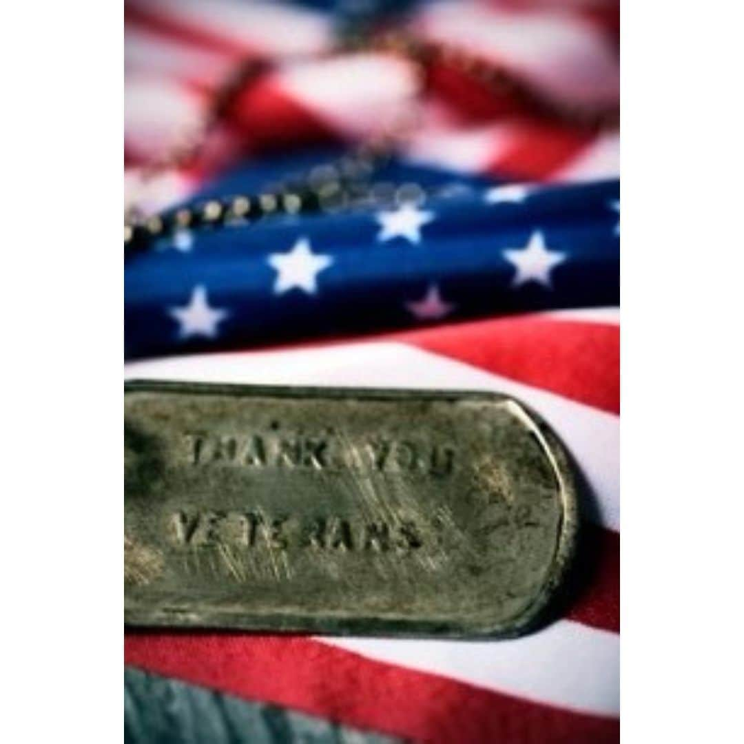 パール・ジャムのインスタグラム：「Thank you to all veterans who have served and their families. This Veterans Day, take a moment to check out the many community events being held around the U.S. or some of the great organizations providing veterans and their families with support and resources at the link in bio.」