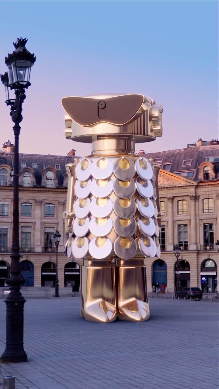 パコラバンヌのインスタグラム：「Get ready for an extraordinary holiday season with FAME. _ #Rabanne #RabanneHoliday」
