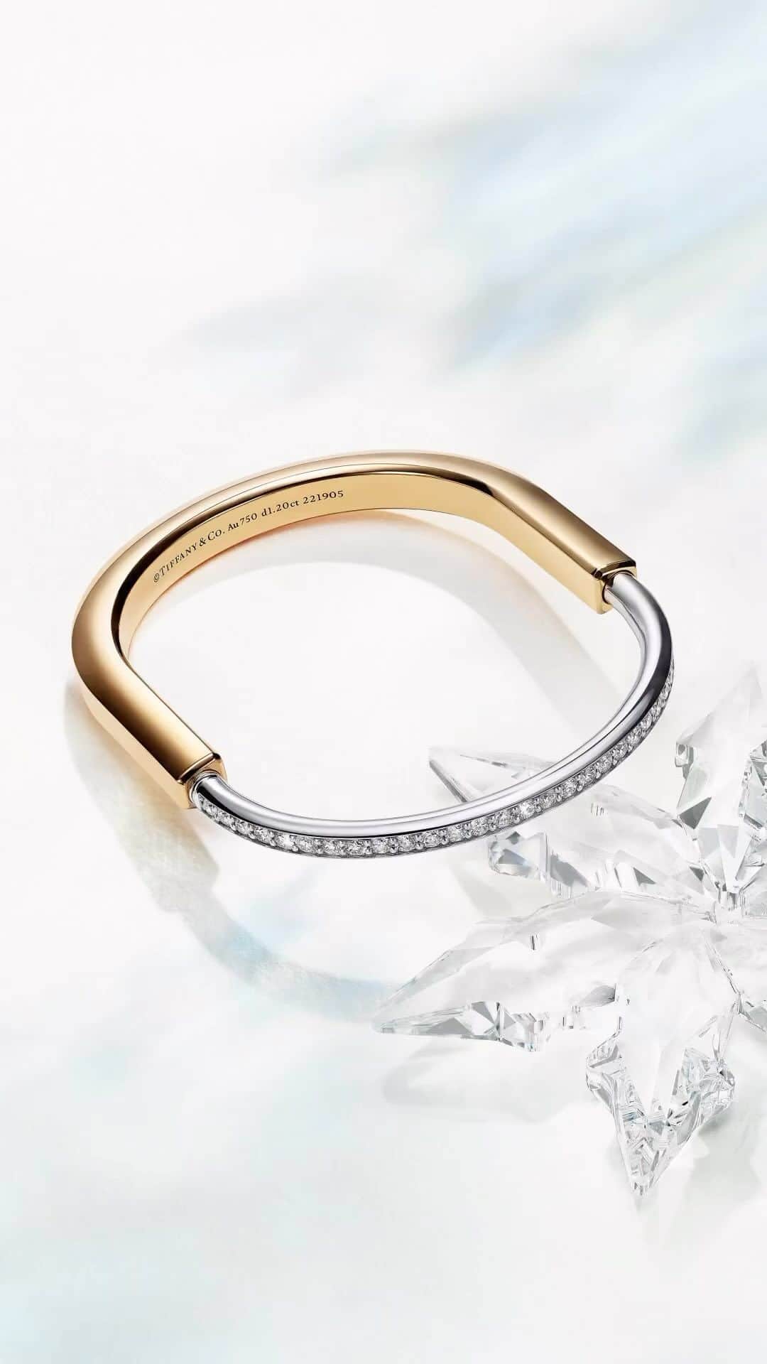 ティファニーのインスタグラム：「An infinite expression of love for the holidays. Tiffany Lock is a feat of expert craftsmanship and innovative design. Tiffany artisans reimagine a padlock with hand-set pavé diamonds in 18k gold, exemplifying the creative beauty our House is known for. Link in bio. #ATiffanyHoliday #TiffanyLock #TiffanyAndCo」