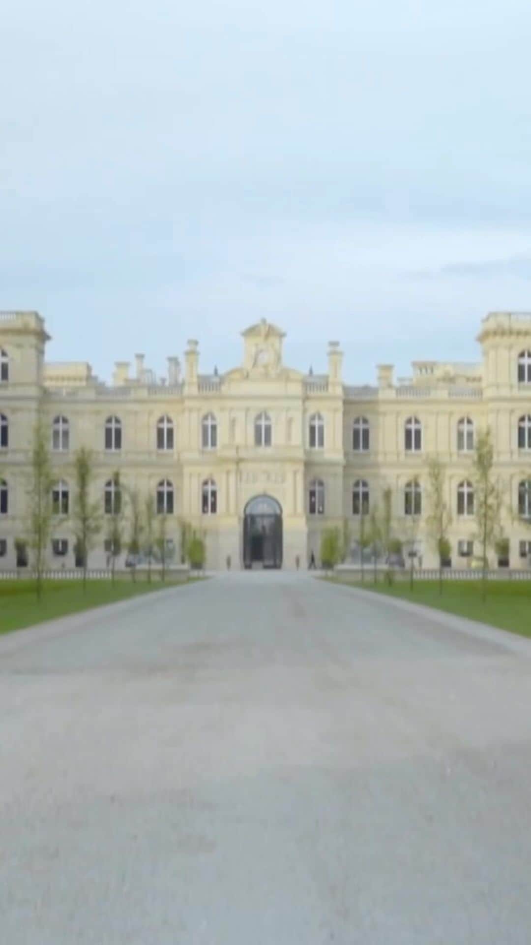 クリスティーズのインスタグラム：「More than 400 lots and more than 400 reasons to discover the collection of Baron James de Rothschild and his descendants at the Château de Ferrières!    After an unequivocal success in New York, Christie’s Paris is delighted to partake in the celebration of ‘le goût Rothschild’ with two auctions, ‘Les Souvenirs de Ferrières’ and ‘Les greniers de Ferrières’, taking place in Paris on 16 November and online from 7 to 21 November. The sales present an exquisite collection comprised of drawings, antique paintings, ceramics, silverware, and furniture, alongside modern and post-war paintings and sculptures. Discover an extraordinary range of masterpieces from the 16th to the 20th century from today in the Paris showrooms !    Les Souvenirs de Ferrières Paris auction, 16 November Les greniers de Ferrières Online auction, 7 – 21 November   Public viewings, 11 – 16 November     #ClassicWeek #Rothschild #ChateauFerrieres #Ferrieres #ChristiesArt #ChristiesParis #Christies」