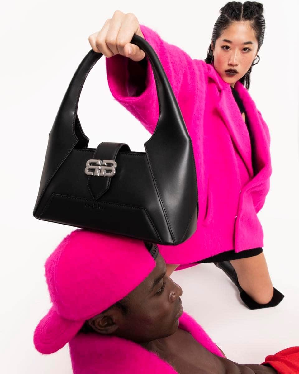 ビブロスのインスタグラム：「Introducing Byblos Trigger Bag.  Byblos Trigger Bag, adorned with the iconic BB logo, is characterized by a young and modern design. It’s designed for praticality with a double closure: a chic magnetic with BB customized metallic logo and internal zip closure with a logoed zip pull.  Discover the whole FW23 Collection on byblosbrand.com  #ByblosOfficial #ByblosFW23 #ManuelFacchini #FW23」