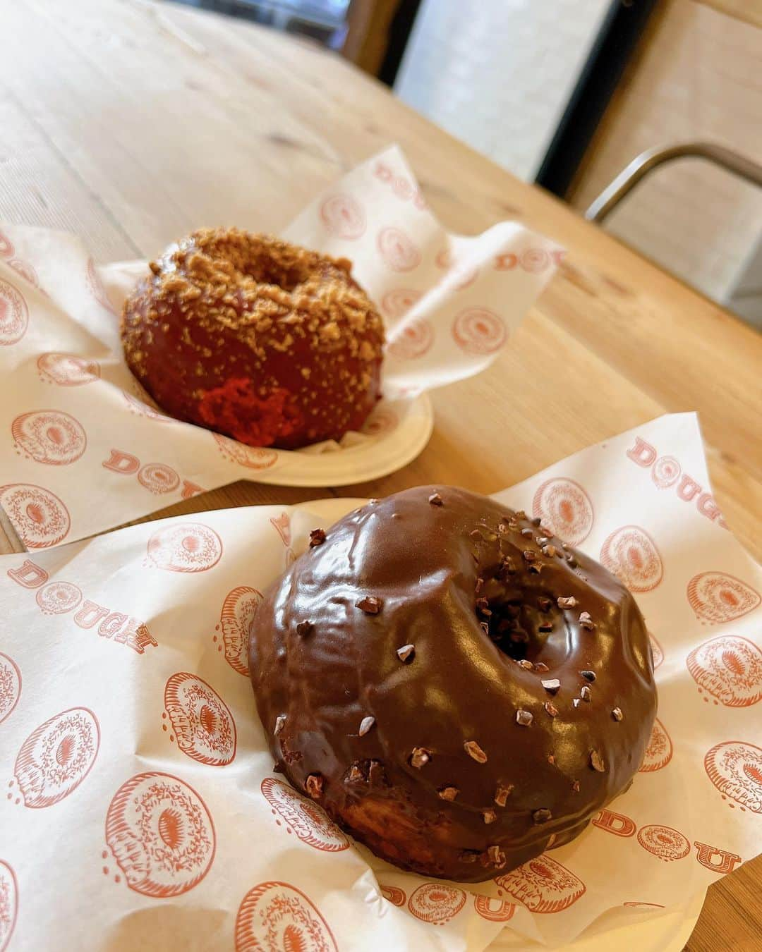 荒木優里のインスタグラム：「🩷 最近食べたおいしいものたち😋❣️  （1〜3枚目） DOUGHのドーナツ🍩 1個が大きくて、お友達とシェアしてちょうど良い感じ☺️🍀 いろんな味があって選ぶのにかなり迷った〜😅 また今度は違うフレーバーを💕  （4〜6枚目） Café Henriのフレンチトースト🍞 フルーツとサイドのポテト＆ハムのバランスも良くて 本当においしかった💓 雰囲気もよくて居心地◎🥰❤️  （7〜10枚目） Saarのバターチキン＆チキンカレー🍛 こっちに来てインドカレー食べてないなぁと ふと思い立って行ってみました🍀 家で作るカレーとはまた違うので 恋しくなっていたのです😍 ライスが付いてるのにナンが食べたくて とんでもないボリュームになっちゃったけど😅💦 大満足でした😋✨  #dough #doughnuts #cafefenri  #frenchtoast  #saar #curry #ニューヨークグルメ #アメリカ生活 #アメリカ暮らし #ニューヨーク #ニューヨーク生活  #ニューヨーク暮らし #ニューヨーク在住 #Newyork #NYC #NY #アメリカ在住日本人 #帯同妻 #渡米記録 #海外生活 #travel #trip #旅行好き #アナウンサー #フリーアナウンサー #荒木優里 #荒木優里のゆるりアメリカ生活」