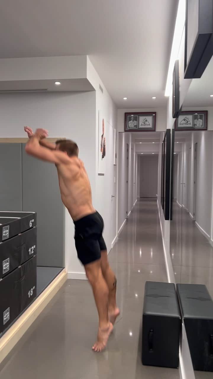 ジョルジュ・サンピエールのインスタグラム：「Even though time is now against me, everything I do in my physical training is to try to increase my power and stability.」