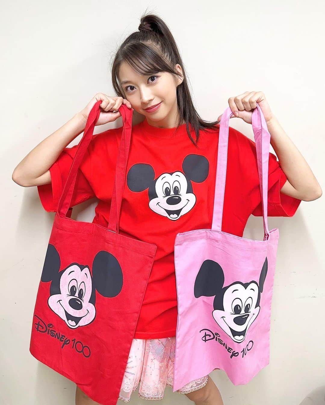 牧野真莉愛のインスタグラム：「♡ ♡ 🌈WCJ×Disney100 collection🌈 若槻千夏さんからのプレゼント💕💕超超超嬉しいです💗 若槻千夏さんありがとうございます💖💖💖💖💖 ミッキーのTシャツ＆トートバッグかわいすぎる💕💕💕 大好きミッキー❤️大好き千夏さん💛💛  まりあより ♡ ♡  #若槻千夏 さん #WCJ #Disney100 #モーニング娘23 #牧野真莉愛」