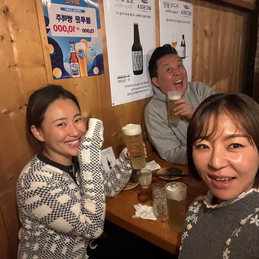 チョ・ヒョナのインスタグラム：「준하오빠가 제일 웃겨🥹👍🩵」