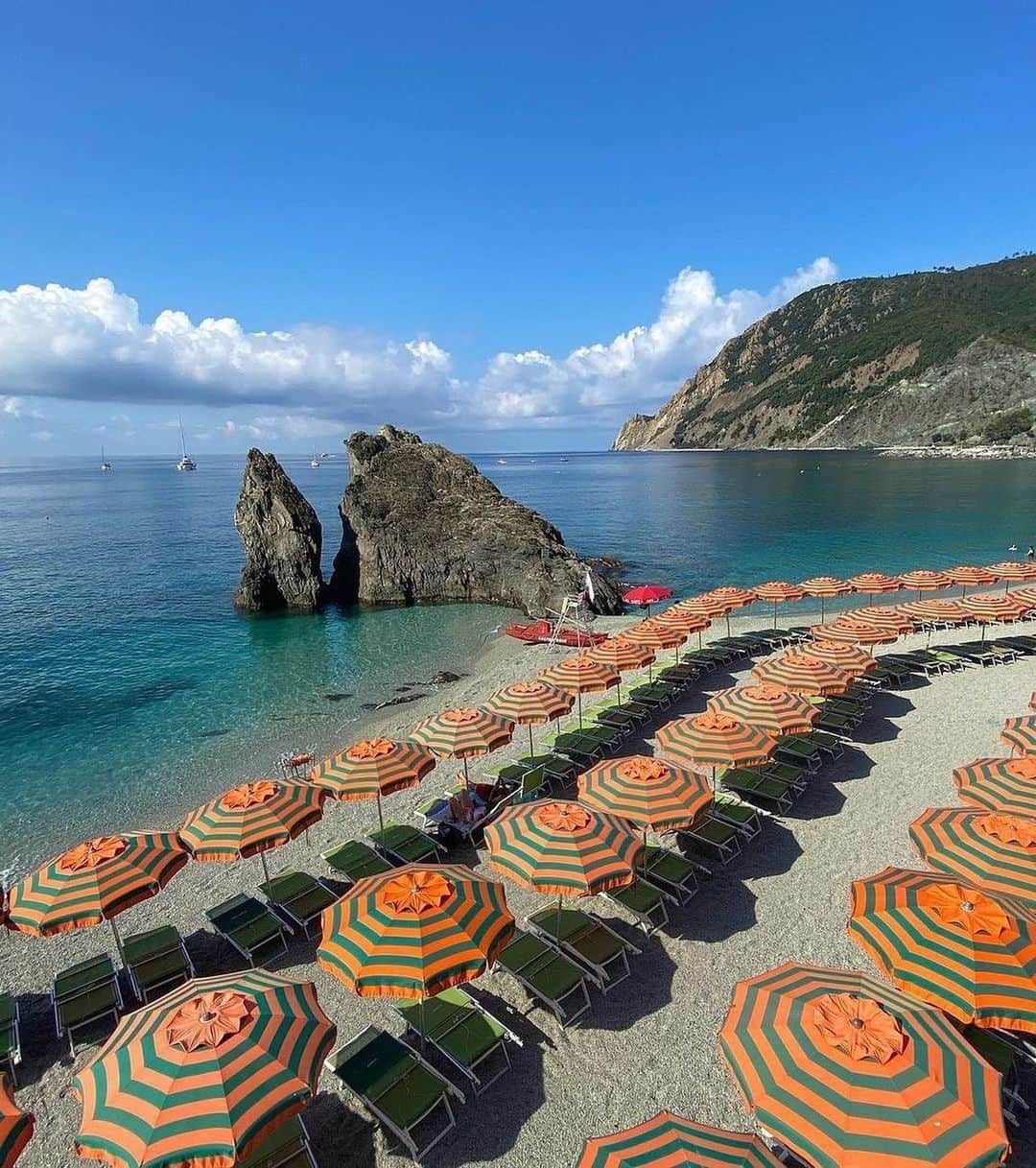 ソルドスのインスタグラム：「Dreaming of warm sunny days by the water. ☀️ Tag a friend you'd go here with. 👭  📸: @cinqueterreitaly」