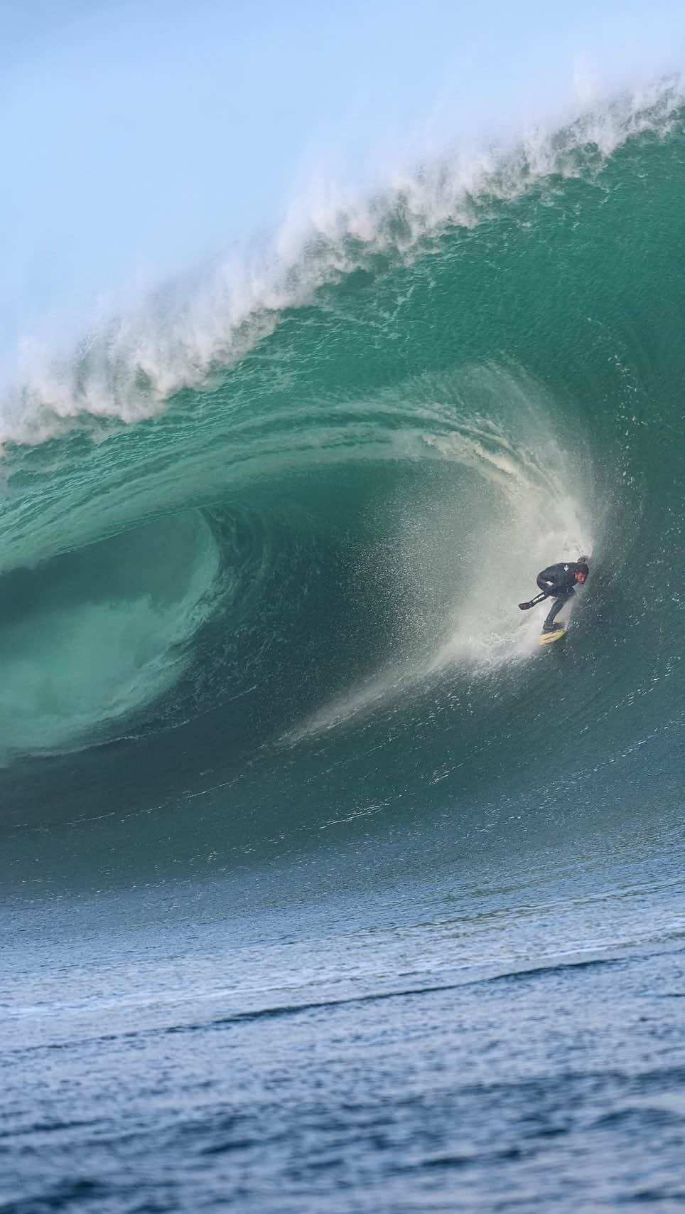 surflineのインスタグラム：「What just happened?! Ireland’s favorite slab went XL yesterday, and @lucaschumbo snagged one of the bombs of the day. “It’s so good to be back in this amazing place,” he said, casually, after exiting this thing. Full wrap up that’ll make your mind go boom, hit the link bio. Filmed by @diegobalestro_.」