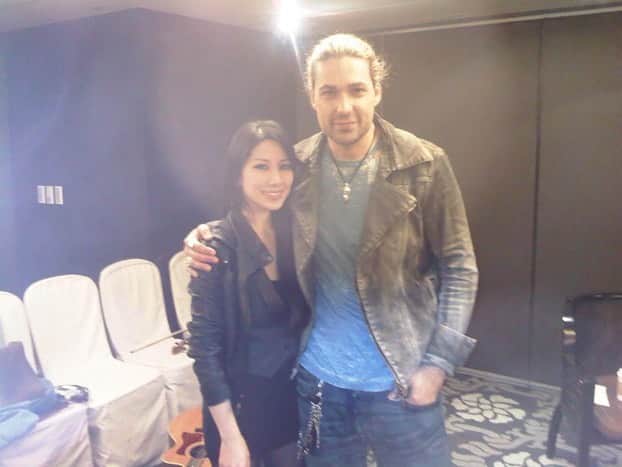 デイヴィッド・ギャレットのインスタグラム：「#Repost @louisalee.i.am  ・・・ Ten years ago, I interviewed musician @davidgarrettinsta in Taiwan. I was a newbie in the TV industry, anchoring morning news at the time 😂 Now, ten years later, we meet again. I’m set to interview him in China’s Shenzhen, while he’s on his #iconic tour! Stay tuned music lovers, it’s about to get enthralling! 🎶 🎻  十年前我在台灣訪問了 @davidgarrettinsta ，當時我才剛進入電視行業、十年後我們即將再相聚！在世界巡迴演奏會的他，會接受我在中國深圳的獨家採訪 😉😉 . #memories #musician #violinist #classicalcrossover #davidgarrett #exclusiveinterview #whenintaiwan #tvhost #tvpresenter #newsanchor」