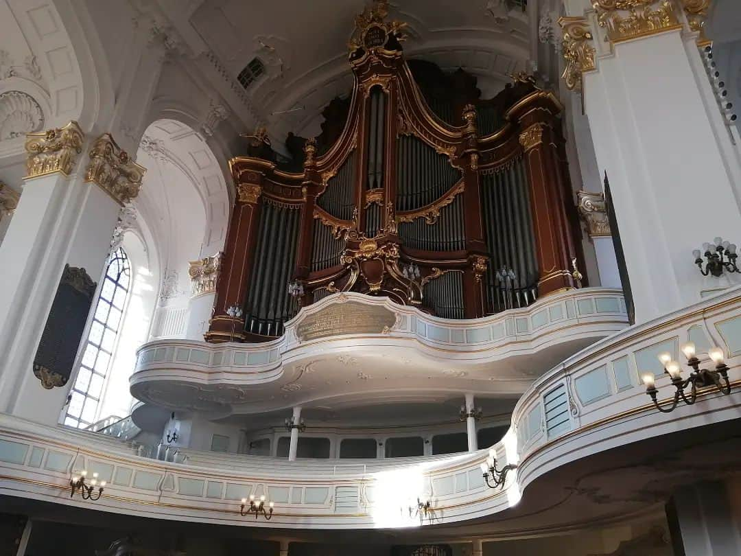 福間洸太朗さんのインスタグラム写真 - (福間洸太朗Instagram)「Souvenirs in Hamburg②  The day after the concert, I had a chance to visit the Hauptkirche St. Michaelis.   Am Morgen nach dem Hamburger Konzert besuchte ich die Michaeliskirche. Dies ist die größte Kirche Hamburgs mit kunstvollen Barock Dekorationen, die für Protestanten ungewöhnlich sind.  Telemann hat hier ein Oratorium zur Erinnerung an die Restaurierung geschrieben, Brahms wurde hier getauft und C.P.E. Bachs Grab ist hier!  ハンブルク公演の翌朝、聖ミヒャエル教会を訪れました。ここはハンブルクで一番大きい教会ですが、プロテスタントには珍しいバロック様式の華やかな装飾が施されています。 テレマンがここの復興記念にオラトリオを書き、ブラームスは洗礼を受け、C.P.E.バッハのお墓がある場所です！  #Hamburg #HauptkircheSanktMichaelis #Barockstill #BaroqueStyle #Telemann #Brahms #CPEBach #ハンブルク #聖ミヒャエル教会 #バロック様式 #テレマン #ブラームス #CPEバッハ」11月12日 2時38分 - kotarofsky