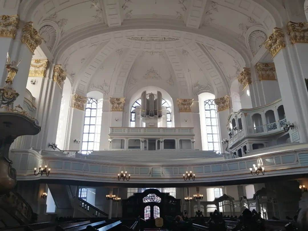 福間洸太朗さんのインスタグラム写真 - (福間洸太朗Instagram)「Souvenirs in Hamburg②  The day after the concert, I had a chance to visit the Hauptkirche St. Michaelis.   Am Morgen nach dem Hamburger Konzert besuchte ich die Michaeliskirche. Dies ist die größte Kirche Hamburgs mit kunstvollen Barock Dekorationen, die für Protestanten ungewöhnlich sind.  Telemann hat hier ein Oratorium zur Erinnerung an die Restaurierung geschrieben, Brahms wurde hier getauft und C.P.E. Bachs Grab ist hier!  ハンブルク公演の翌朝、聖ミヒャエル教会を訪れました。ここはハンブルクで一番大きい教会ですが、プロテスタントには珍しいバロック様式の華やかな装飾が施されています。 テレマンがここの復興記念にオラトリオを書き、ブラームスは洗礼を受け、C.P.E.バッハのお墓がある場所です！  #Hamburg #HauptkircheSanktMichaelis #Barockstill #BaroqueStyle #Telemann #Brahms #CPEBach #ハンブルク #聖ミヒャエル教会 #バロック様式 #テレマン #ブラームス #CPEバッハ」11月12日 2時38分 - kotarofsky