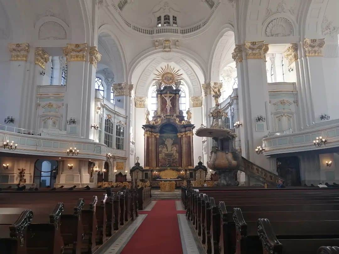 福間洸太朗のインスタグラム：「Souvenirs in Hamburg②  The day after the concert, I had a chance to visit the Hauptkirche St. Michaelis.   Am Morgen nach dem Hamburger Konzert besuchte ich die Michaeliskirche. Dies ist die größte Kirche Hamburgs mit kunstvollen Barock Dekorationen, die für Protestanten ungewöhnlich sind.  Telemann hat hier ein Oratorium zur Erinnerung an die Restaurierung geschrieben, Brahms wurde hier getauft und C.P.E. Bachs Grab ist hier!  ハンブルク公演の翌朝、聖ミヒャエル教会を訪れました。ここはハンブルクで一番大きい教会ですが、プロテスタントには珍しいバロック様式の華やかな装飾が施されています。 テレマンがここの復興記念にオラトリオを書き、ブラームスは洗礼を受け、C.P.E.バッハのお墓がある場所です！  #Hamburg #HauptkircheSanktMichaelis #Barockstill #BaroqueStyle #Telemann #Brahms #CPEBach #ハンブルク #聖ミヒャエル教会 #バロック様式 #テレマン #ブラームス #CPEバッハ」