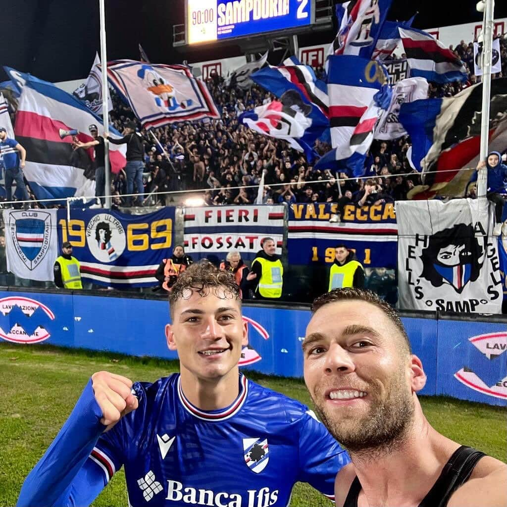 UCサンプドリアのインスタグラム：「But first… 𝐋𝐞𝐭 𝐮𝐬 𝐭𝐚𝐤𝐞 𝐚 𝐬𝐞𝐥𝐟𝐢𝐞 ! 🤳   #ForzaDoria 🔵⚪️🔴⚫️⚪️🔵」