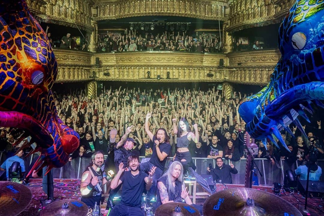 DragonForceのインスタグラム：「Wow Chicago, you all were WILD last night. Shout out to living legend @michaelangelobatioofficial for shredding with us last night. He played all the notes, every single one of them. Minneapolis, SHOW US WHAT YOU GOT. @firstavenue TONIGHT with @edgeofparadise + @nanowarofsteel + @amarantheofficial. See you then! 🐔  📸: @harrybabyjpg」