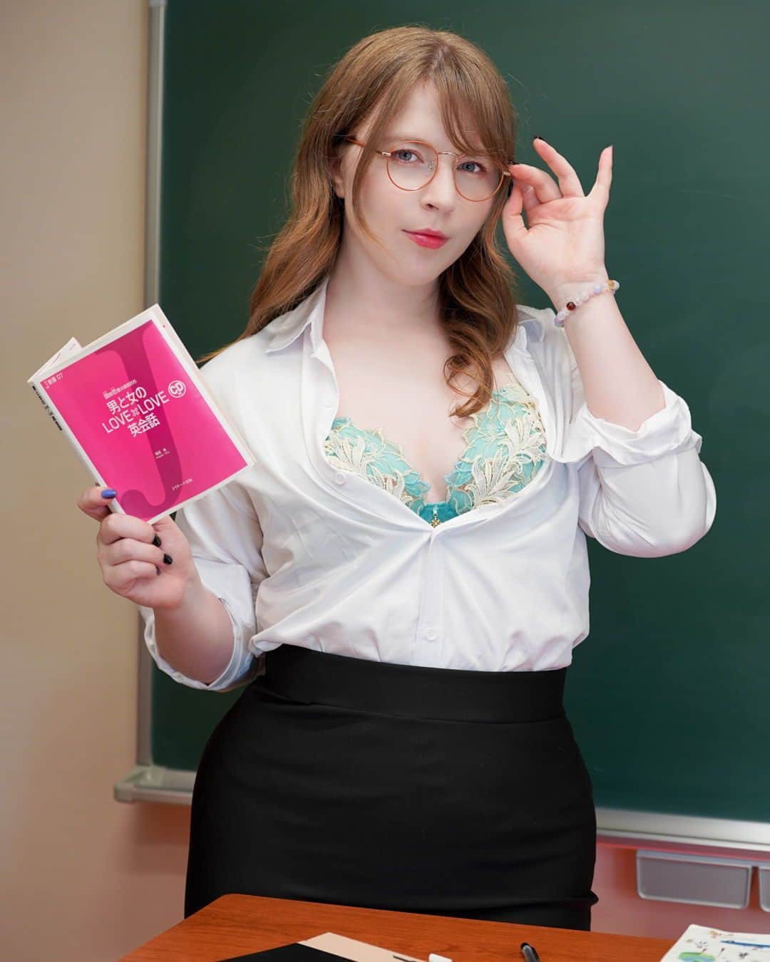 のインスタグラム：「My name is Lovejoy and I will be your teacher from now on!  Today's subject is about "love". Any questions? 私の名前はラブジョイ、これからこのクラスの先生になります。 今日の授業のテーマは「愛」です。質問はありますか？  #junelovejoy #ジューンラブジョイ」