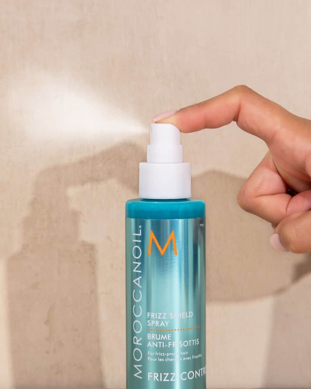 Moroccanoilのインスタグラム：「“This product is a game changer. I have bone straight hair, except on humid and rainy days, then I get this weird frizzing. I've used everything and nothing has worked until Morroccanoil's Frizz Shield Spray.” - Carol R. ⭐⭐⭐⭐⭐」