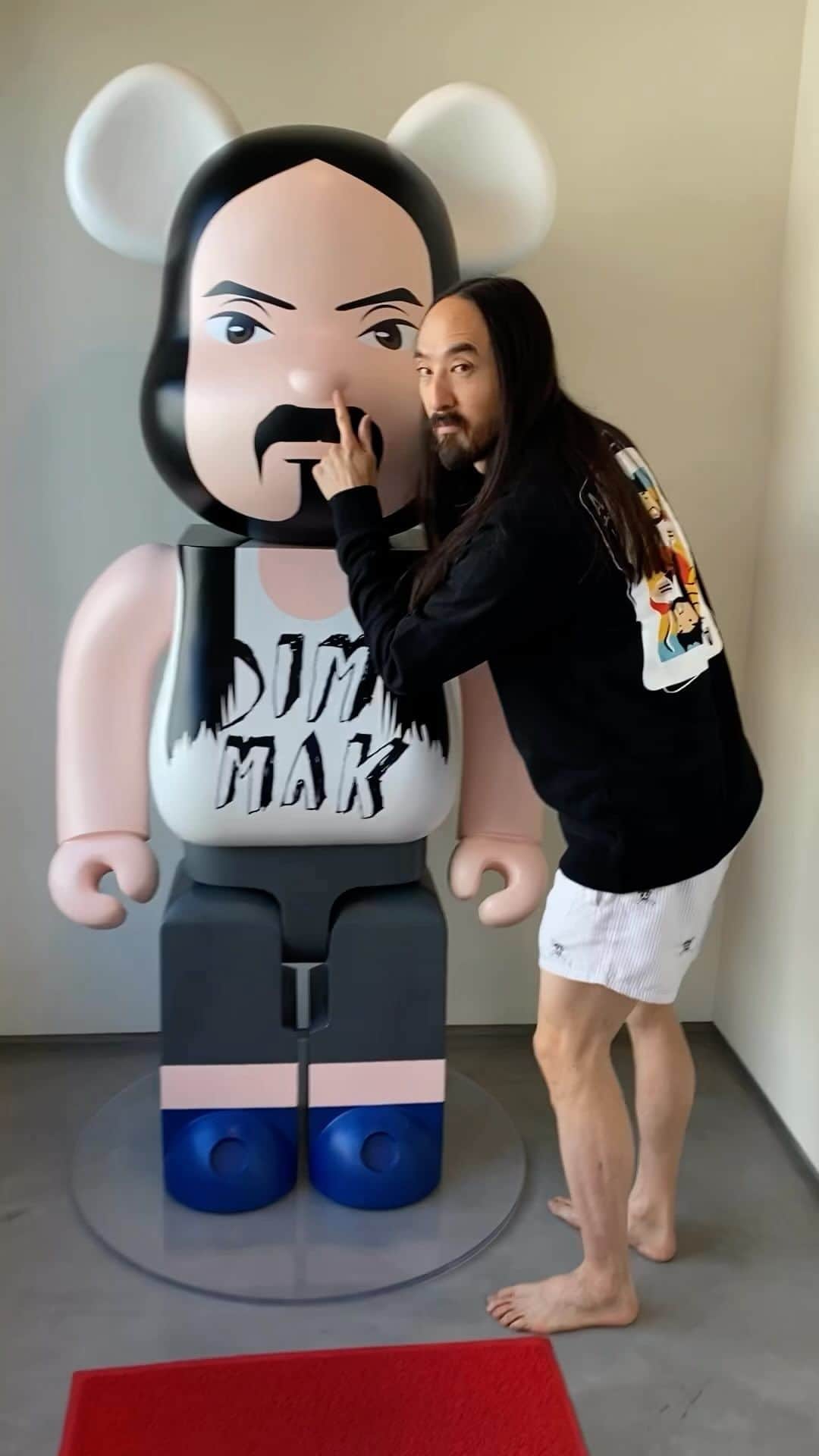 スティーヴ・アオキのインスタグラム：「THE AOKI COLLECTION IS HERE! Check out my newest collab with @draftkings on the DK Shop – link in bio. Look at these crewnecks and t-shirts... pocket aces!! Grab your merch today #DKPartner」