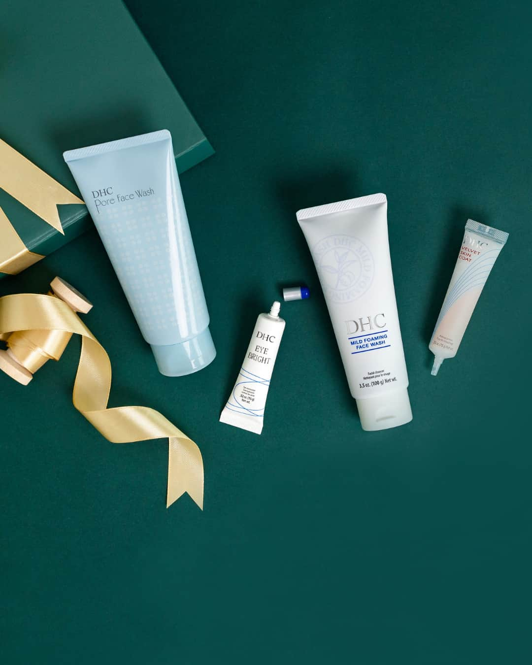 DHC Skincareのインスタグラム：「The holidays are on their way and we want you to make the most of it! Shop our holiday gift guide featuring ⁣ 🌟 Bestsellers 🌟 Gifts Under $50  🌟 Gifts Under$25 🌟 Gifting Sets  The perfect gifts for all skincare enthusiasts」