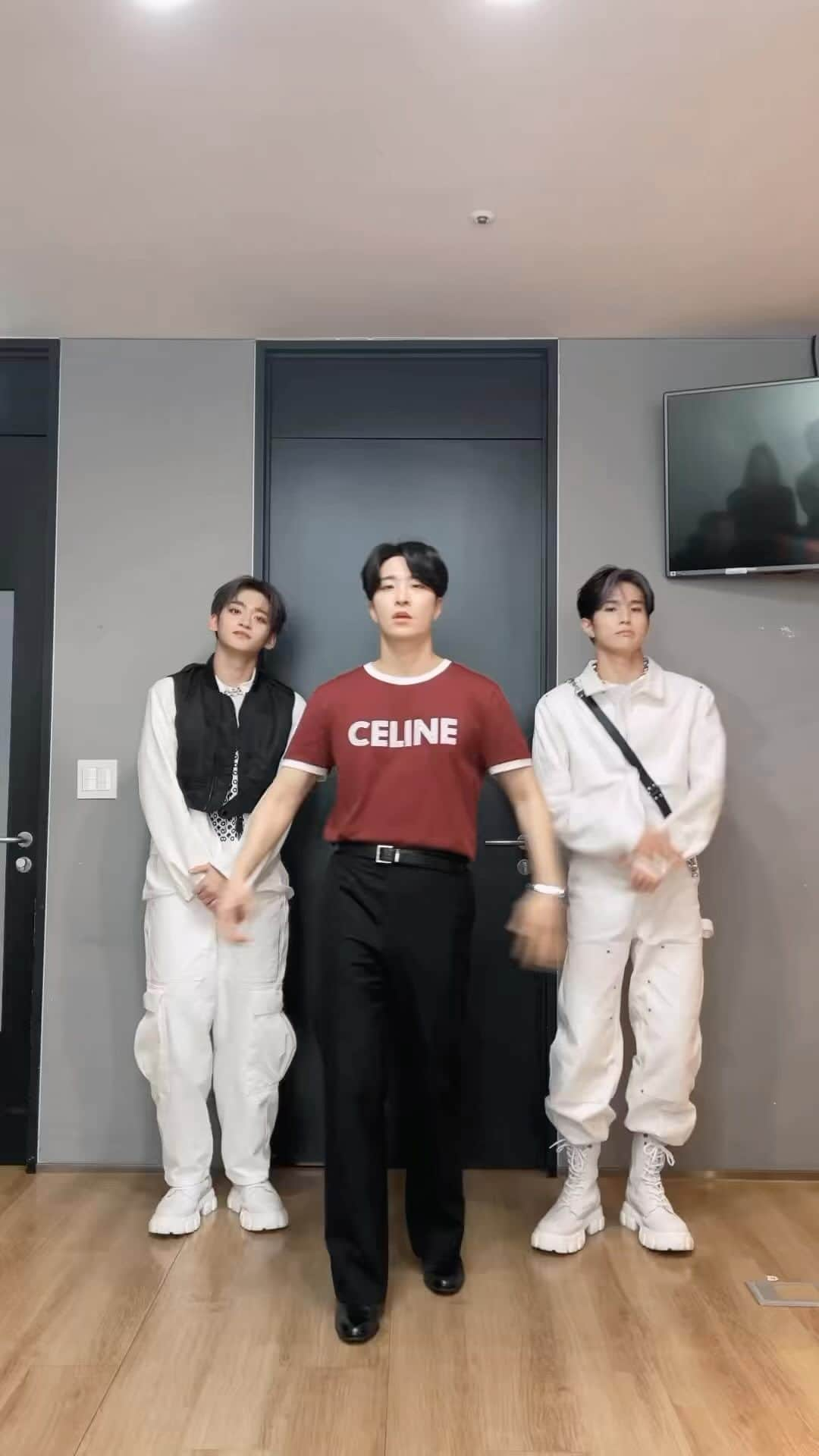 ヨンジェのインスタグラム：「#영재와_DoItChallenge 💪with #재하 #유건 @whib_official   ▶ https://vt.tiktok.com/ZSNffsFqM/ ▶ https://youtube.com/shorts/f41mboS-UIc?feature=share  #영재 #YOUNGJAE  #DoIt #두잇」